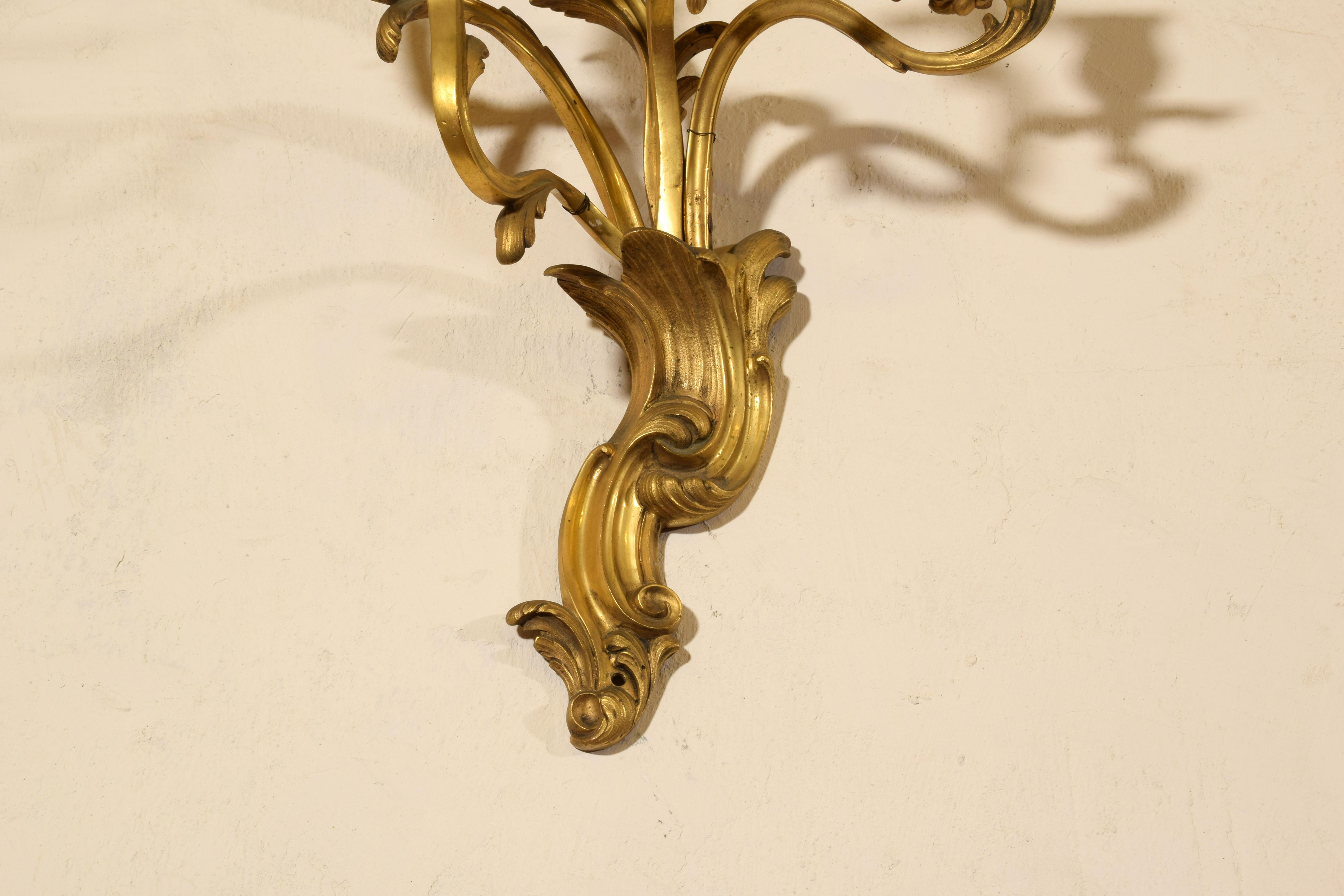 19ème siècle, Paire de lampes à quatre lumières en bronze doré. en vente 10