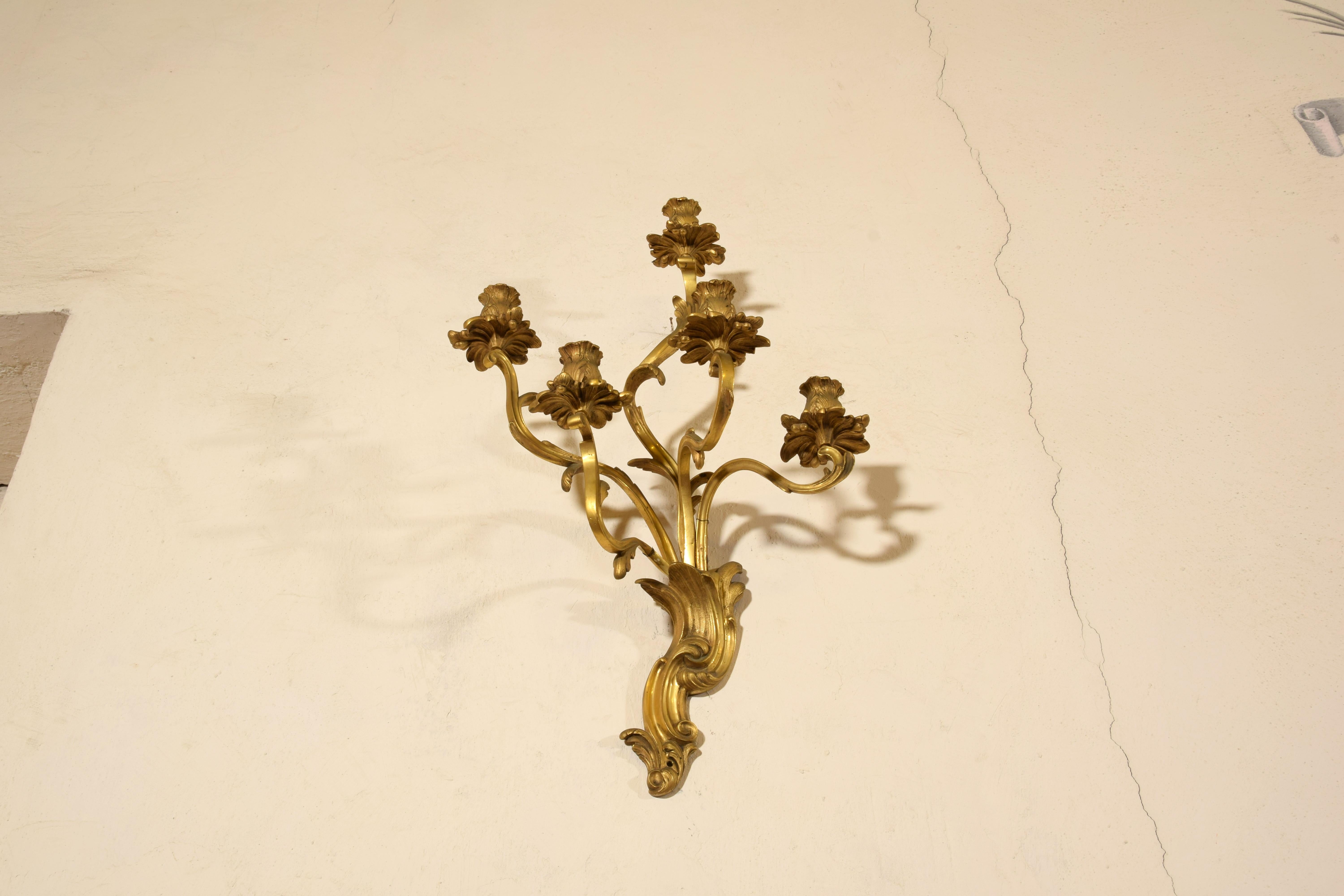19ème siècle, Paire de lampes à quatre lumières en bronze doré. en vente 11