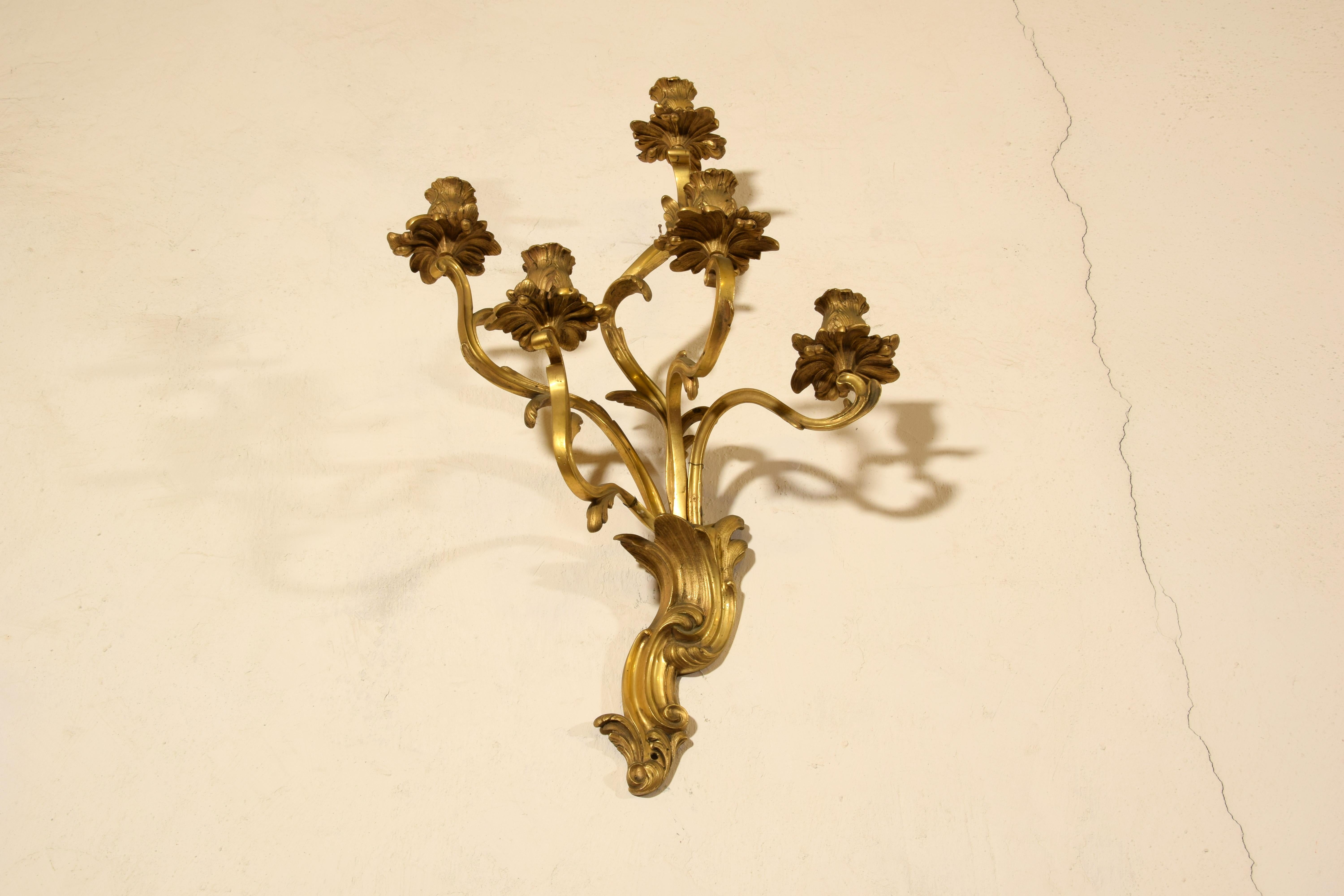 19ème siècle, Paire de lampes à quatre lumières en bronze doré. en vente 12