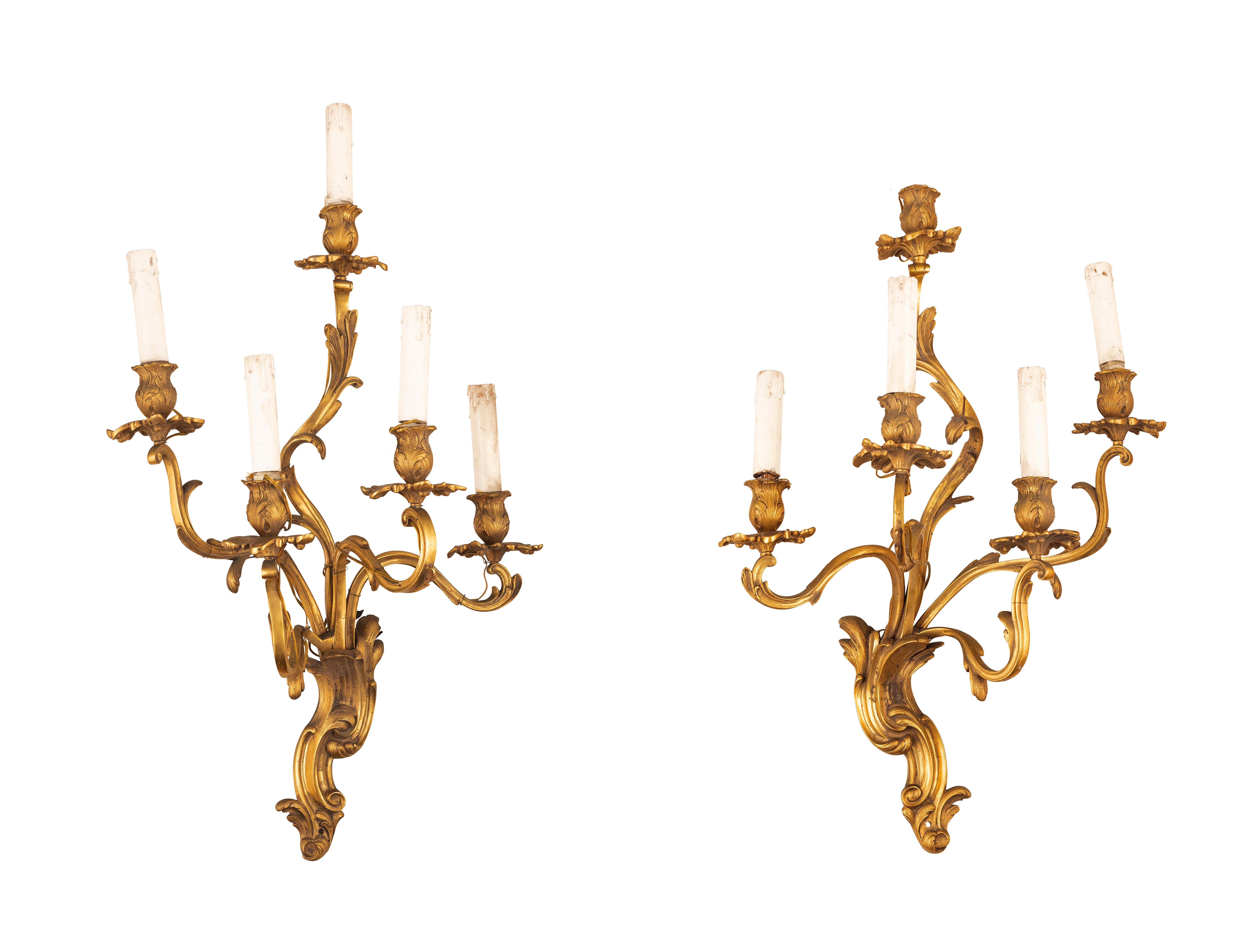 19ème siècle, Paire de lampes à quatre lumières en bronze doré. 

La paire d'appliques à quatre lumières est en bronze doré et finement ciselé. Elle a été exécutée en France au XIXe siècle, en s'inspirant des célèbres modèles du graveur du roi