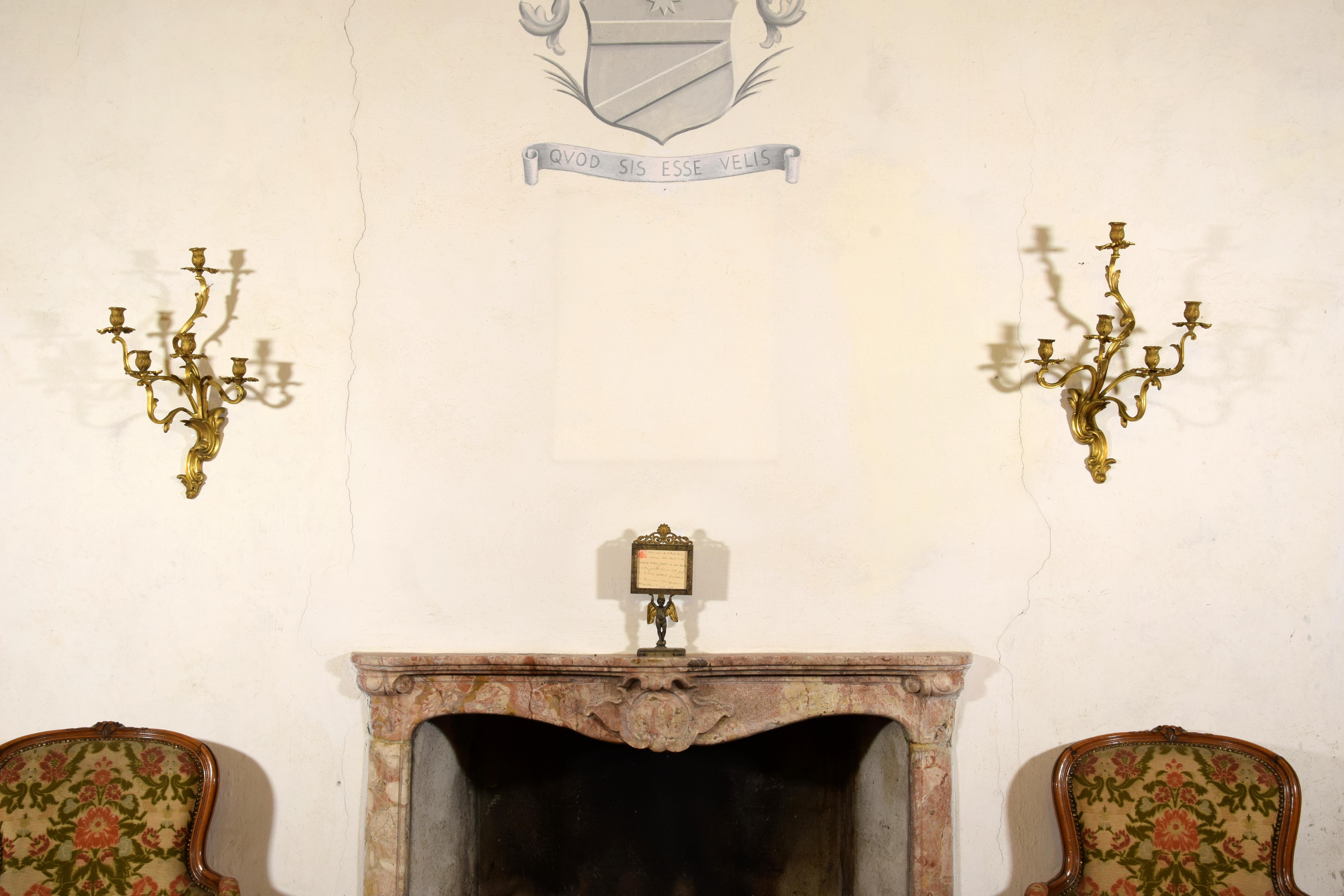 Louis XV 19ème siècle, Paire de lampes à quatre lumières en bronze doré. en vente