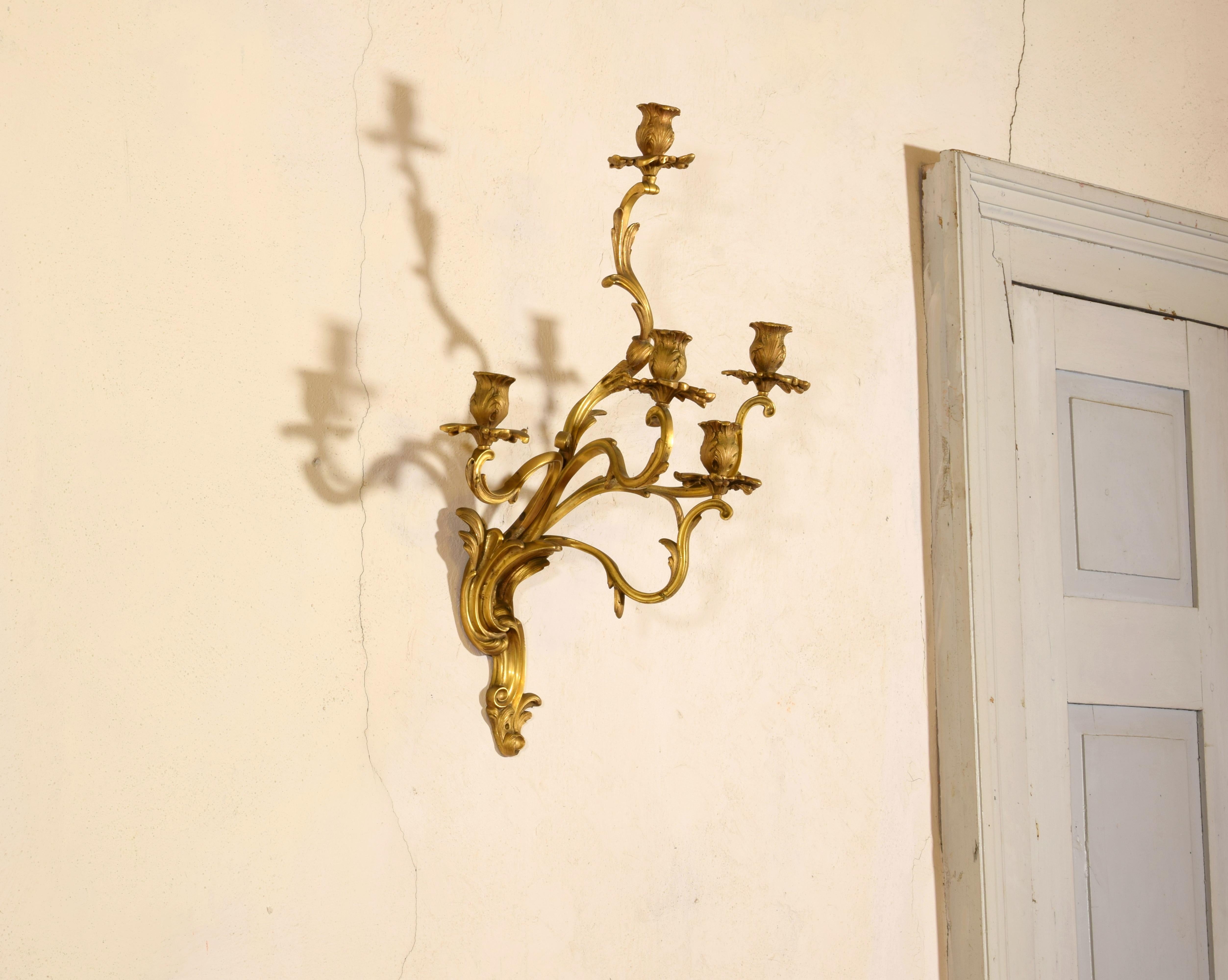 Français 19ème siècle, Paire de lampes à quatre lumières en bronze doré. en vente
