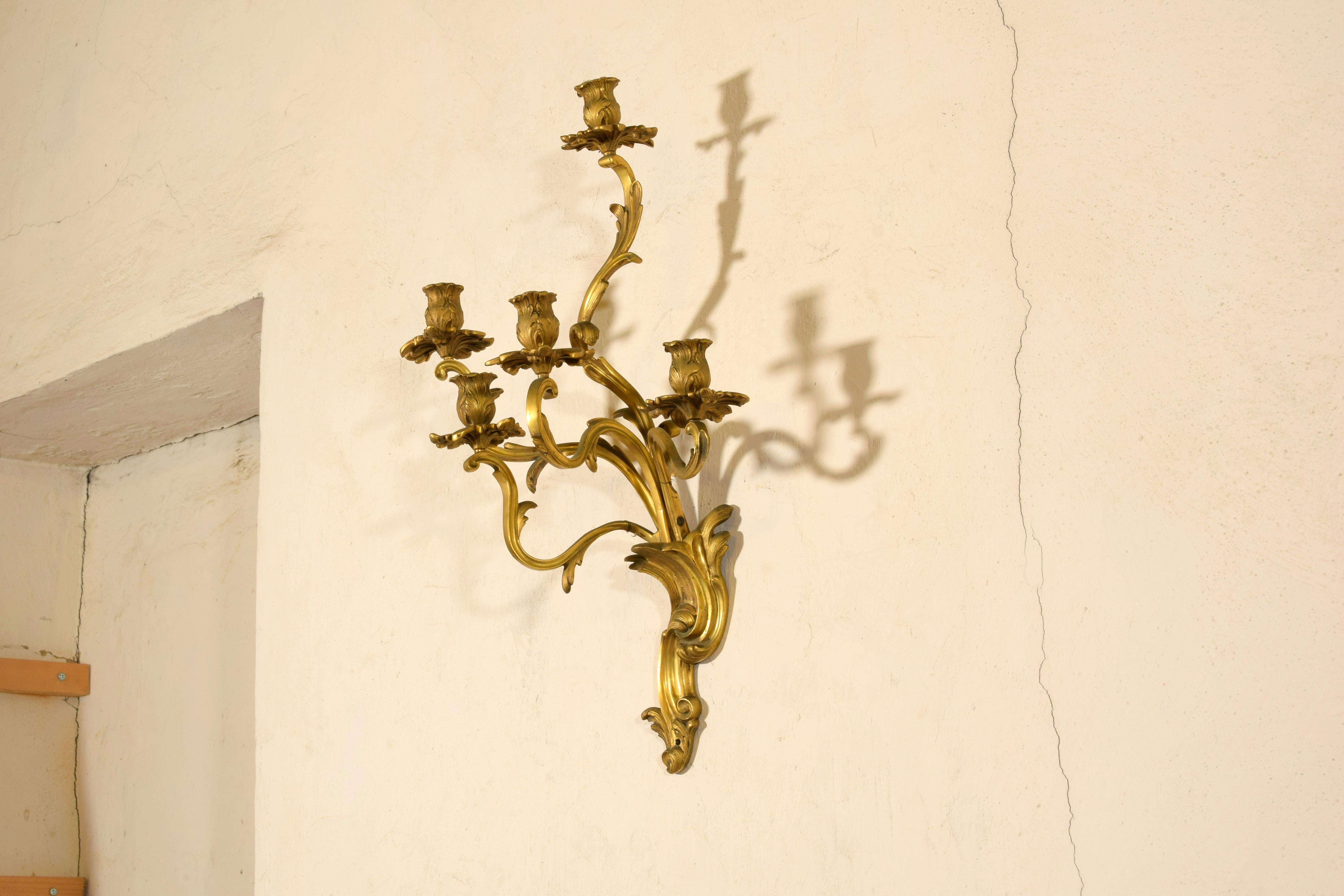 Doré 19ème siècle, Paire de lampes à quatre lumières en bronze doré. en vente