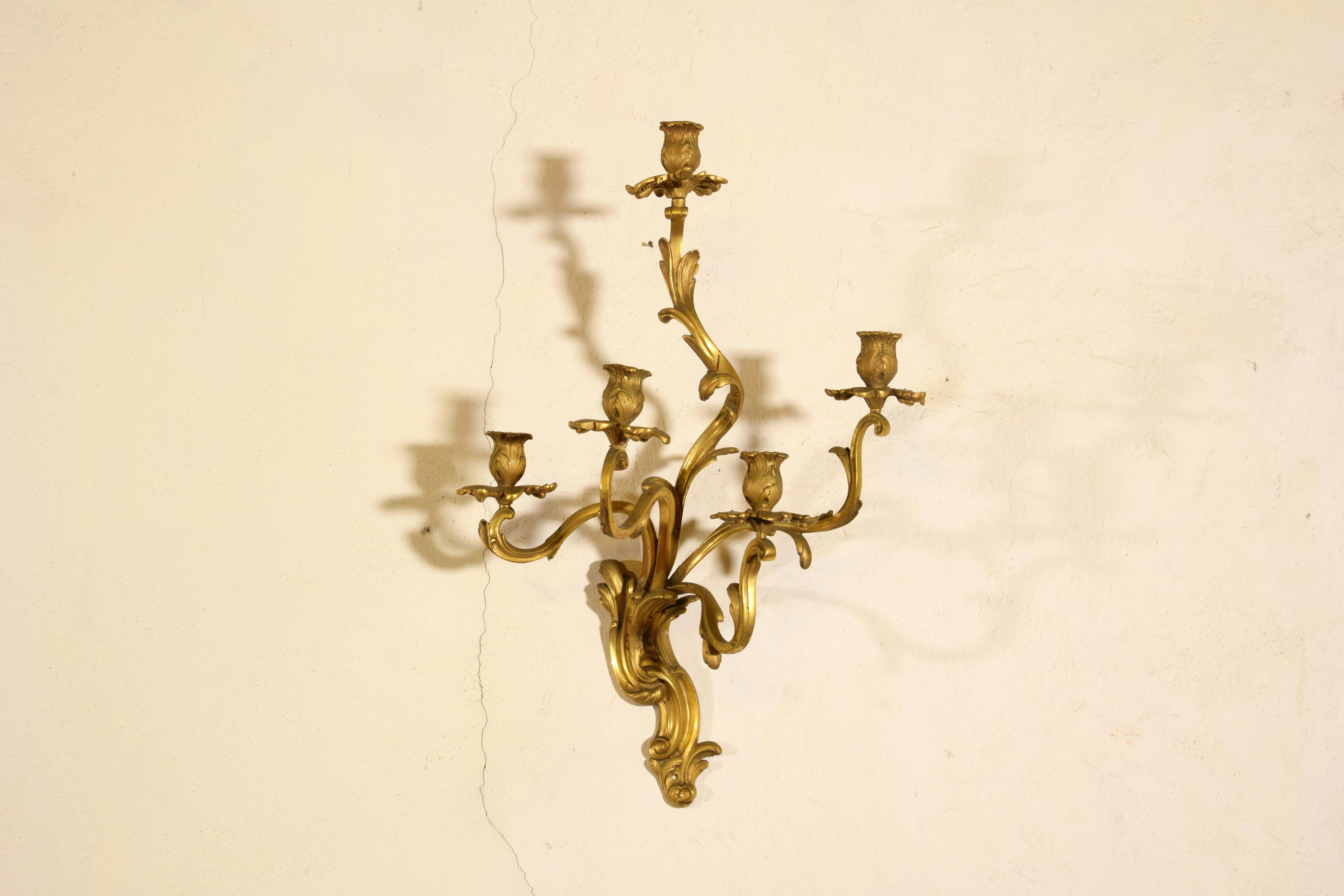 Bronze 19ème siècle, Paire de lampes à quatre lumières en bronze doré. en vente