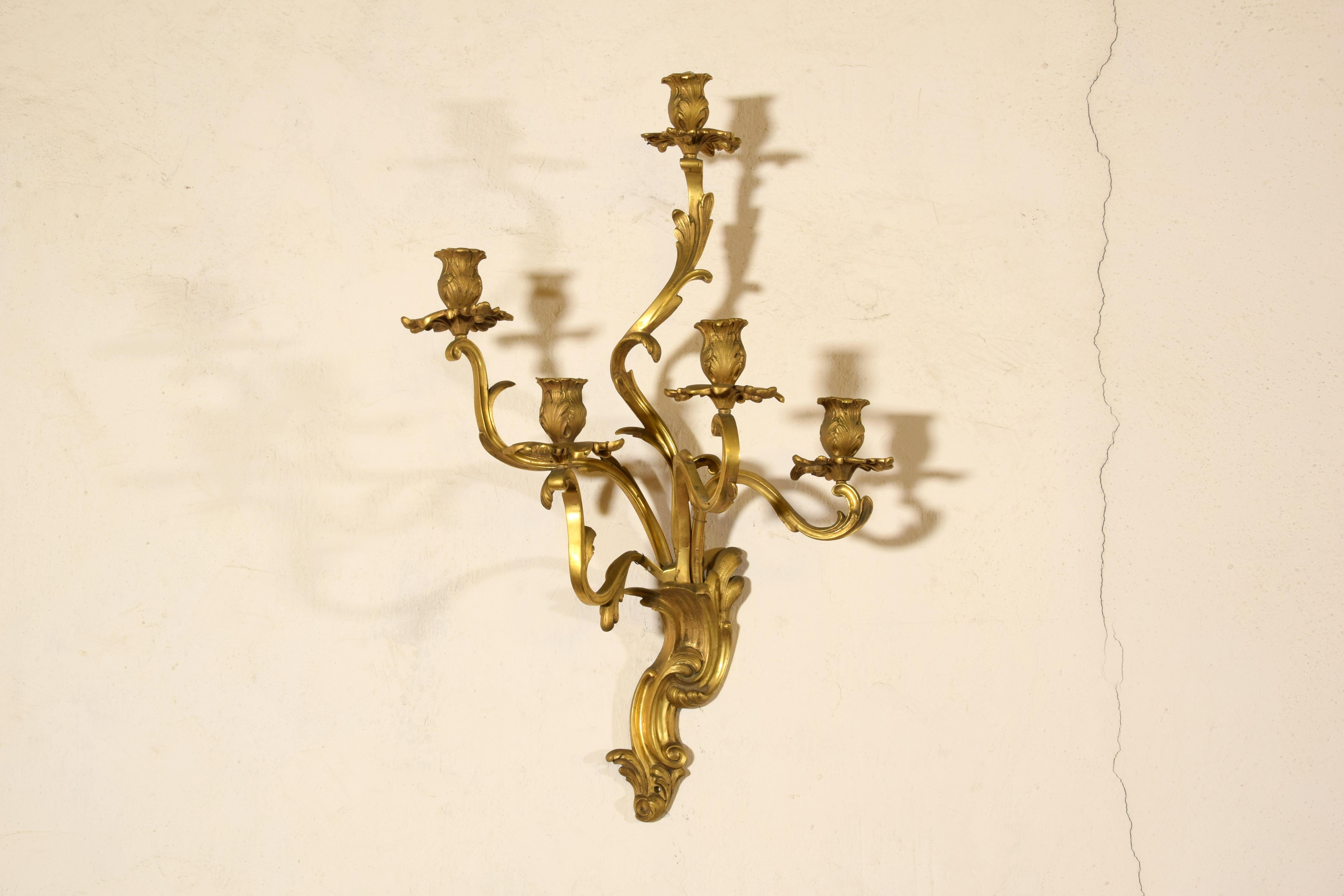 19ème siècle, Paire de lampes à quatre lumières en bronze doré. en vente 1