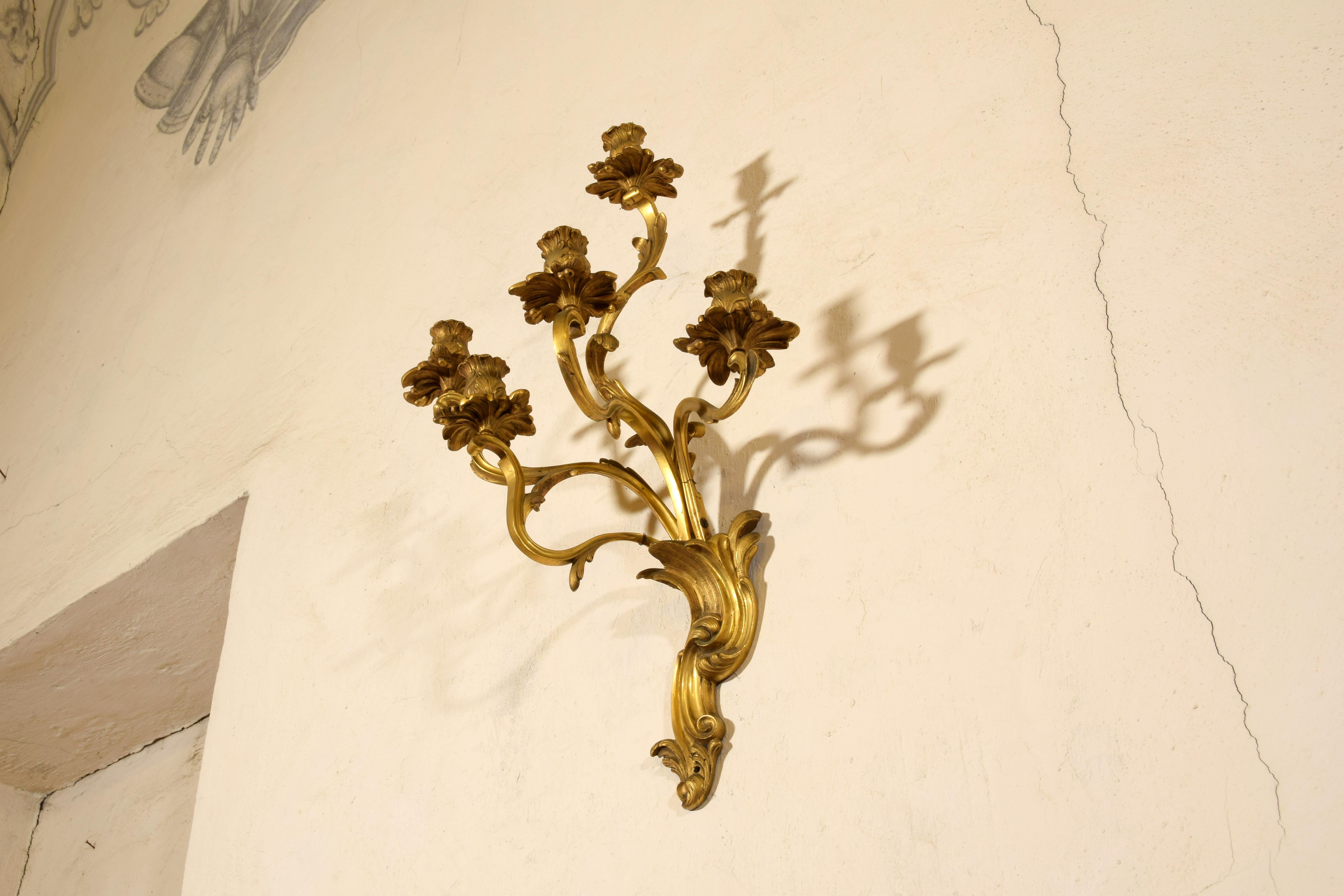 19ème siècle, Paire de lampes à quatre lumières en bronze doré. en vente 2