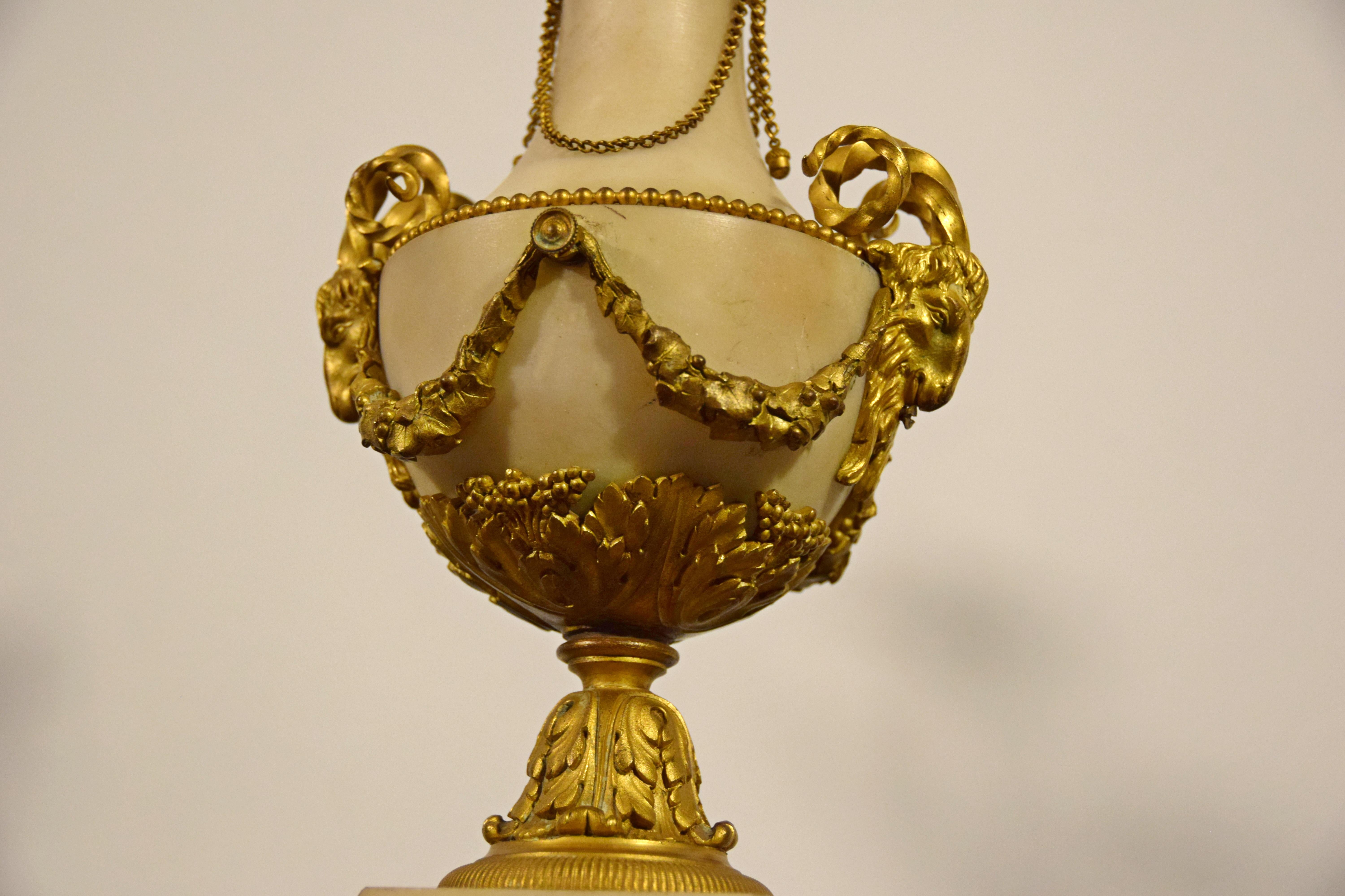 Siglo XIX, Pareja de candelabros franceses de bronce dorado y mármol en venta 3
