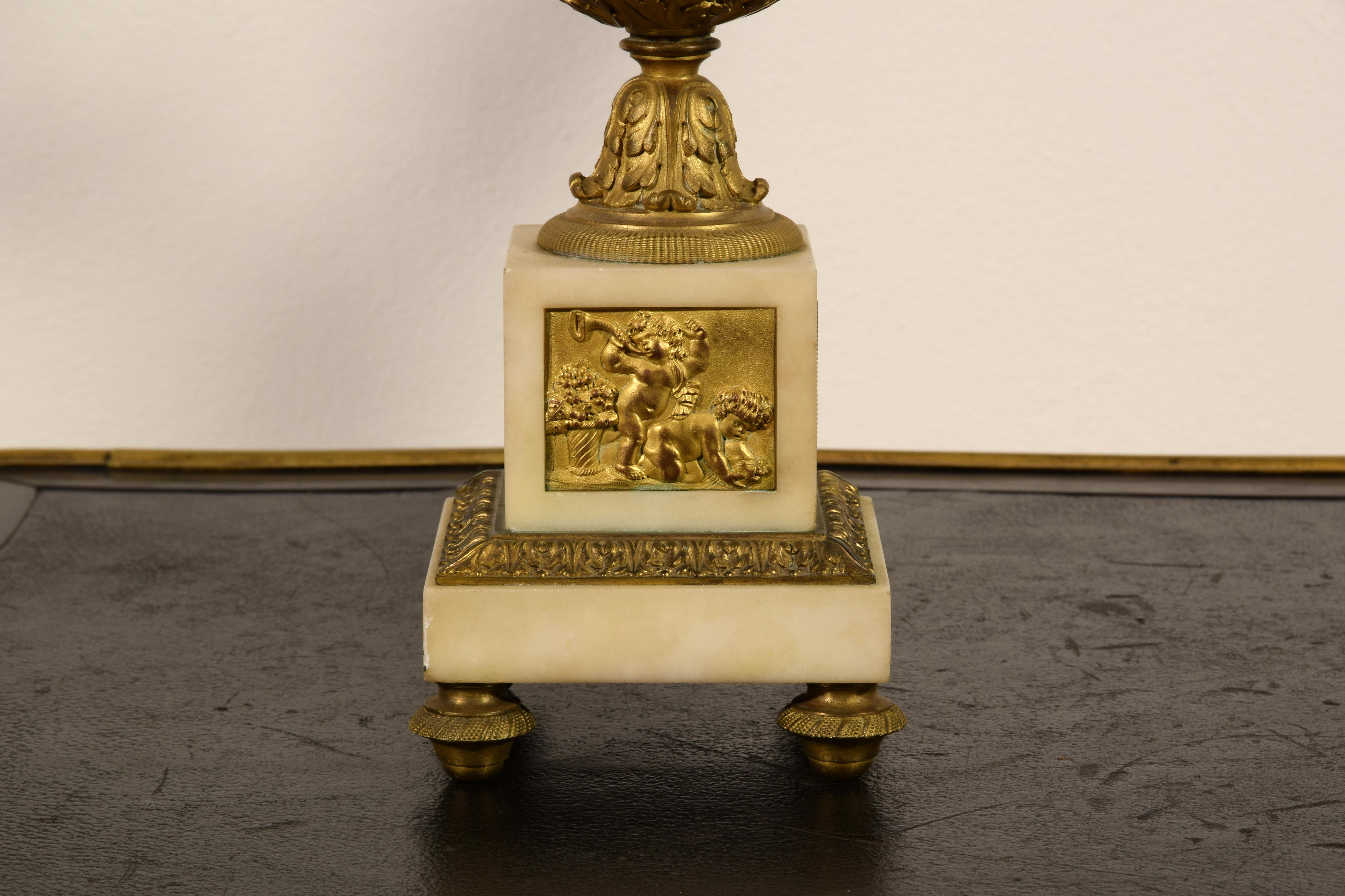 Französische vergoldete Bronze- und Marmorkandelaber, 19. Jahrhundert, Paar im Angebot 8