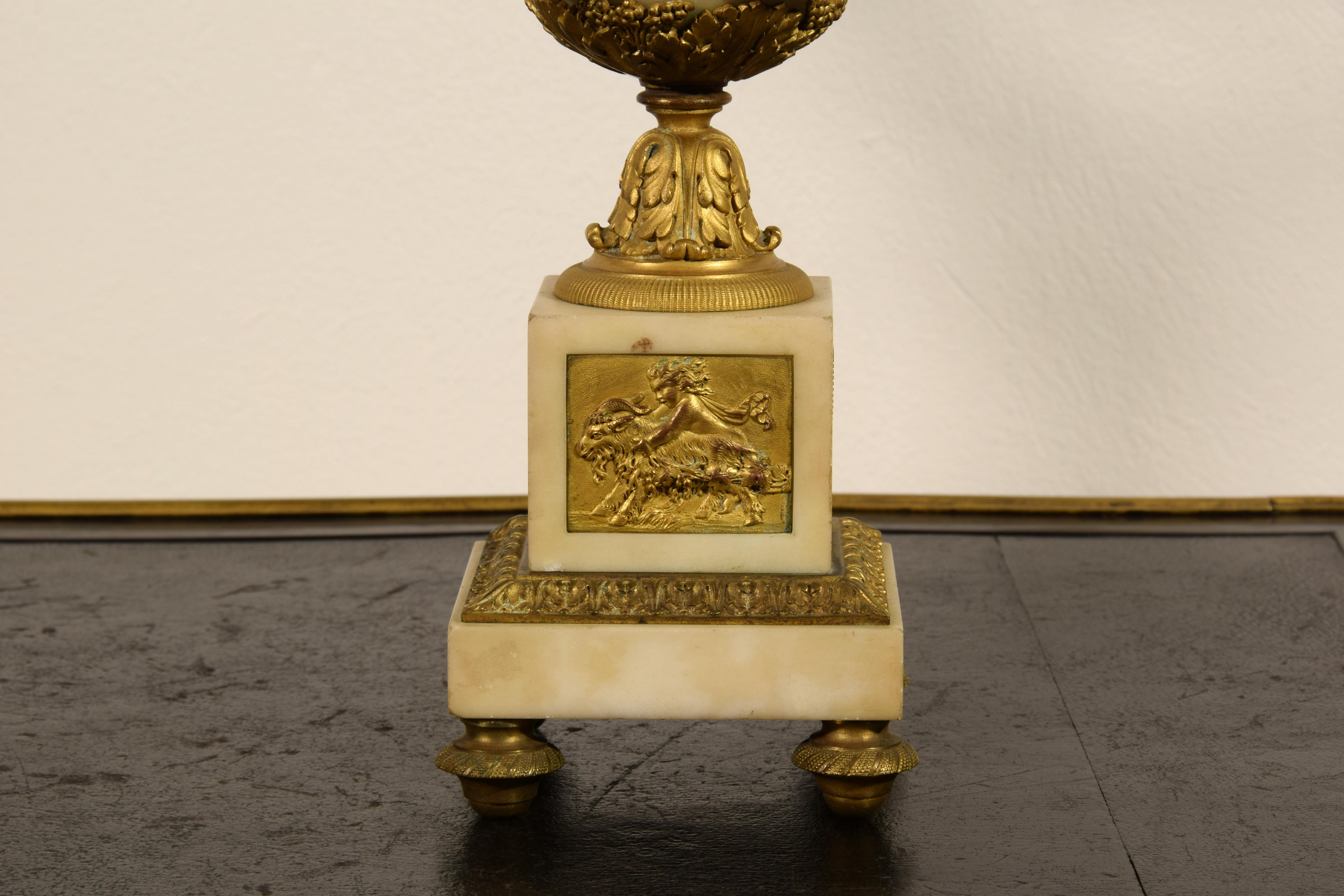 Französische vergoldete Bronze- und Marmorkandelaber, 19. Jahrhundert, Paar im Angebot 9