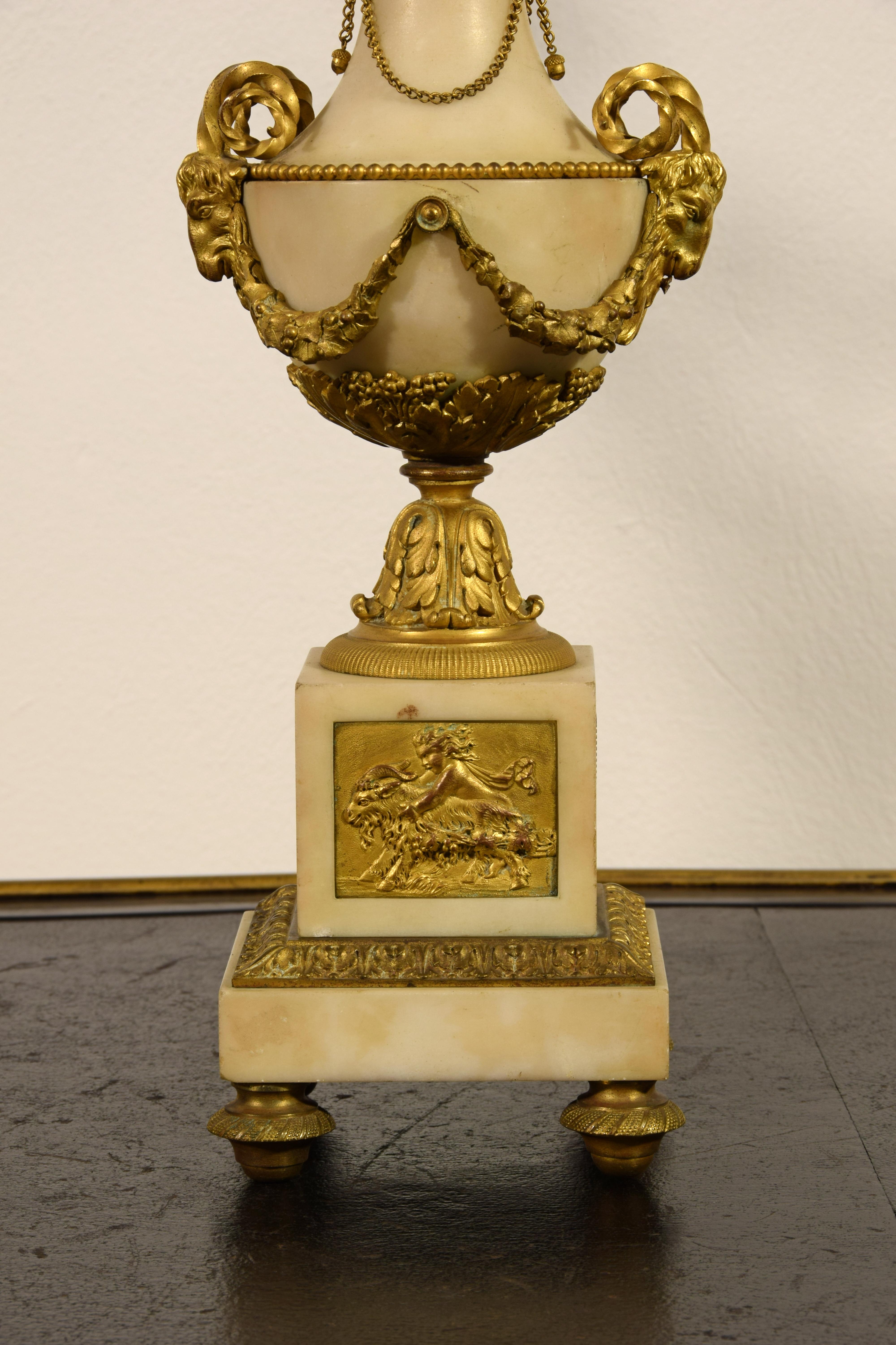 Französische vergoldete Bronze- und Marmorkandelaber, 19. Jahrhundert, Paar im Angebot 11