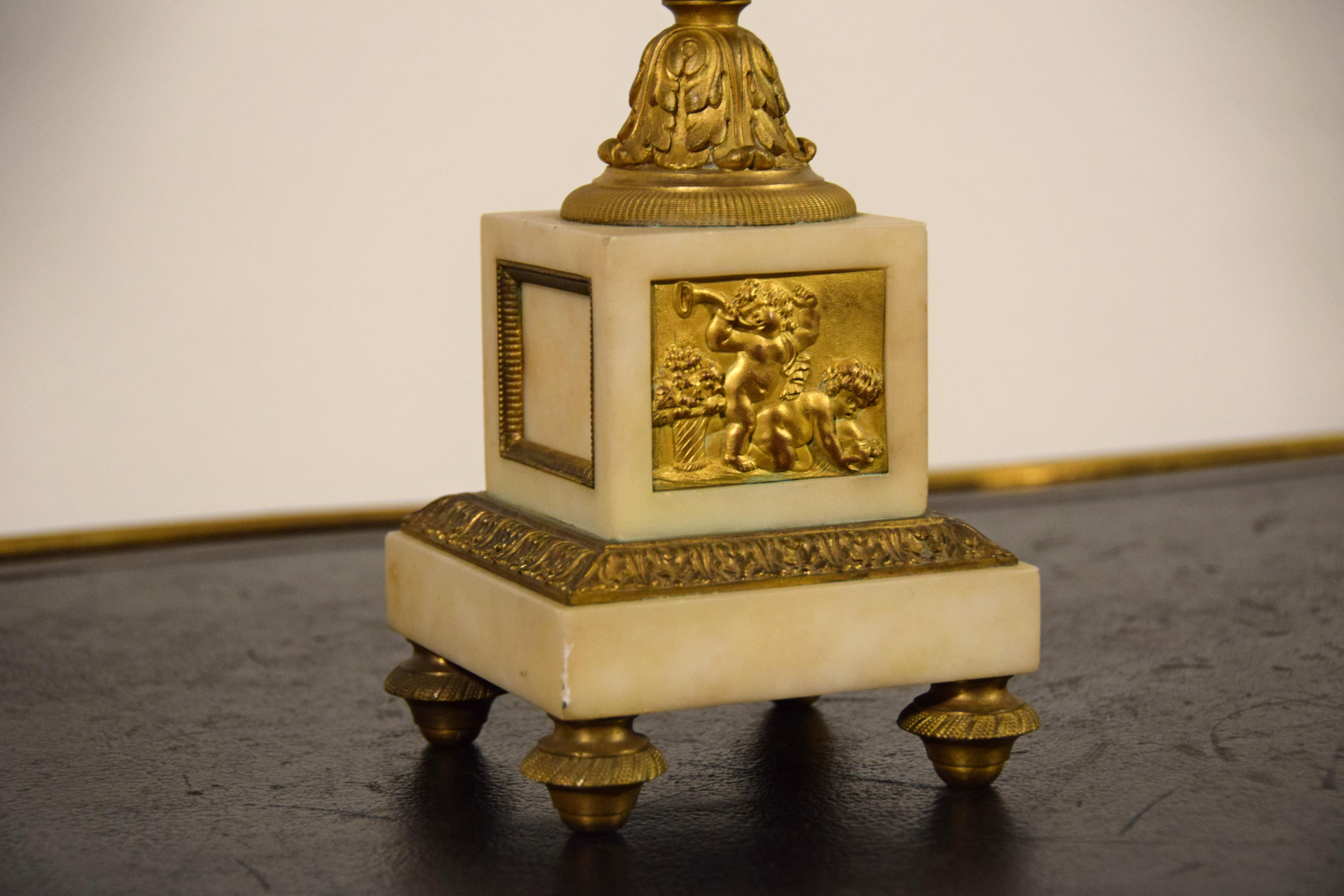 Siglo XIX, Pareja de candelabros franceses de bronce dorado y mármol en venta 9
