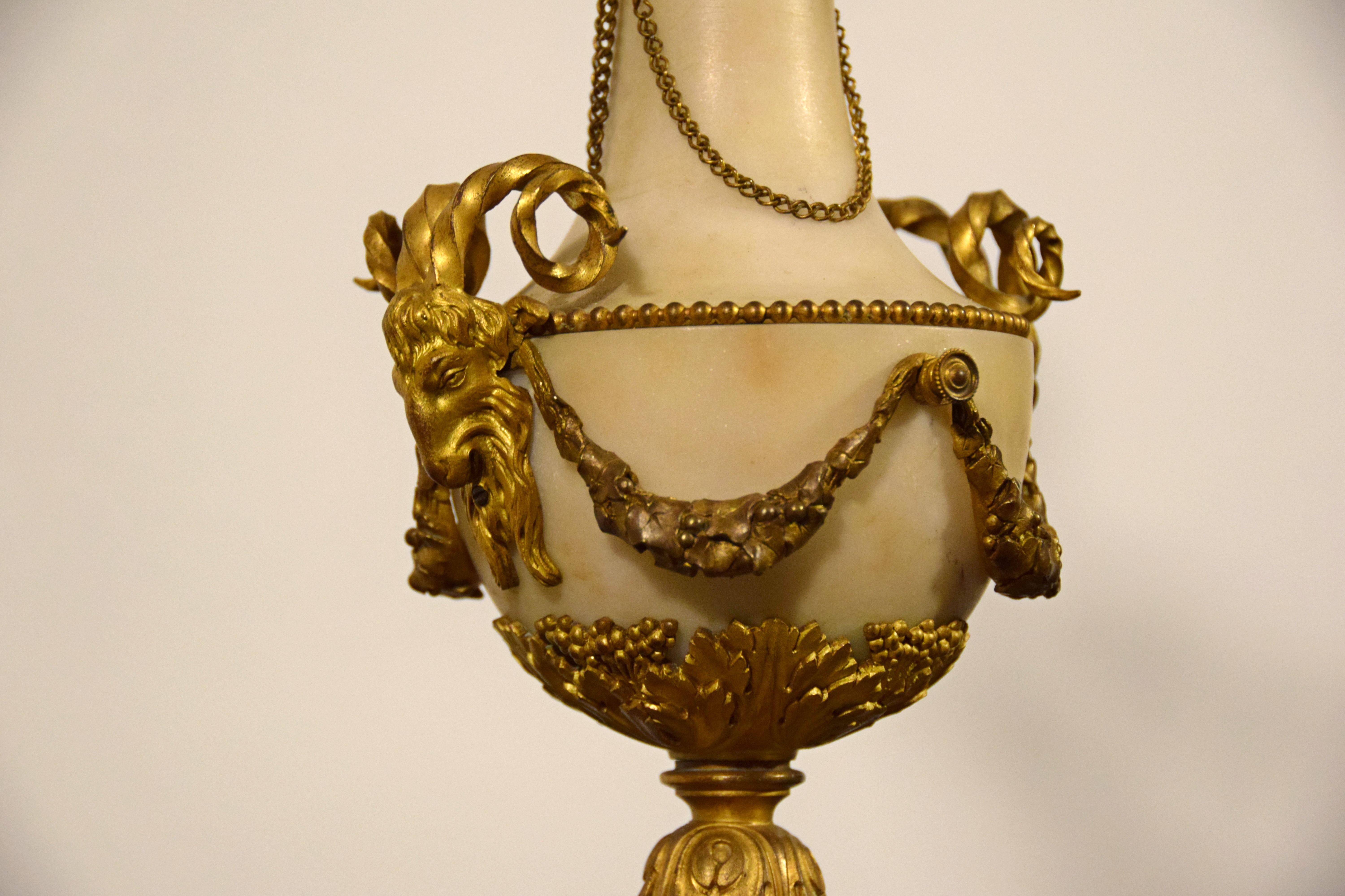 Französische vergoldete Bronze- und Marmorkandelaber, 19. Jahrhundert, Paar im Angebot 13