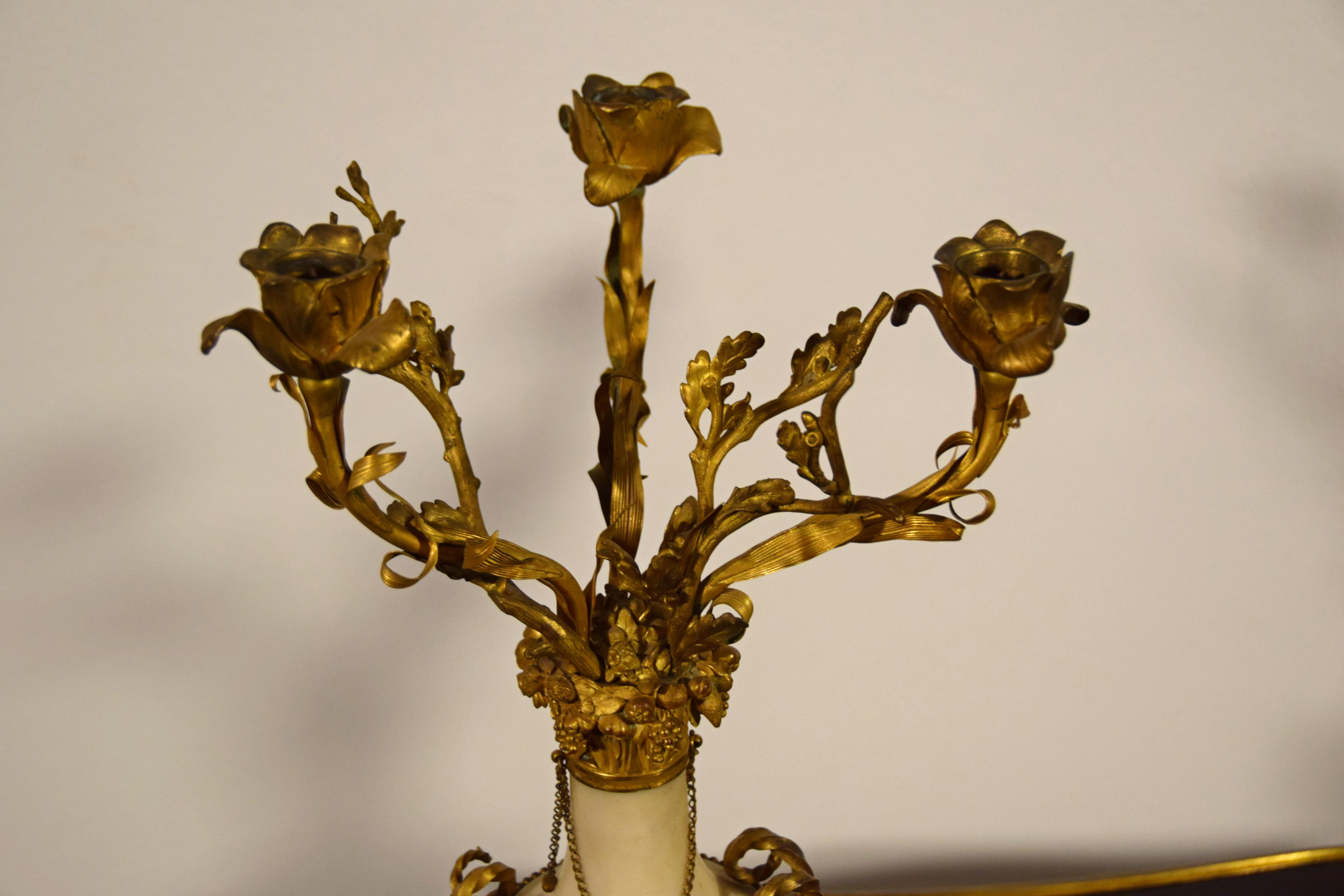 Siglo XIX, Pareja de candelabros franceses de bronce dorado y mármol en venta 13