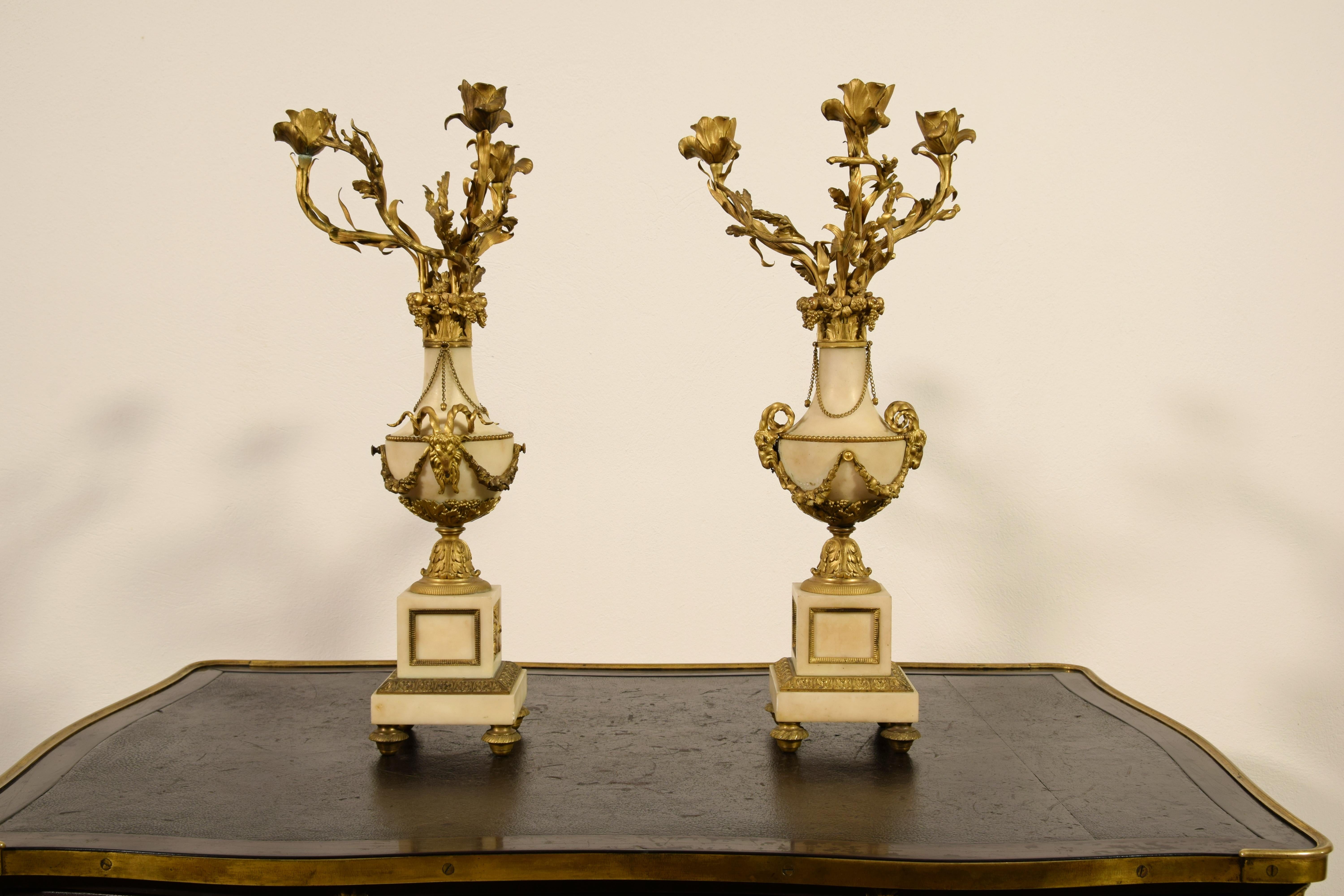 Französische vergoldete Bronze- und Marmorkandelaber, 19. Jahrhundert, Paar im Angebot 1