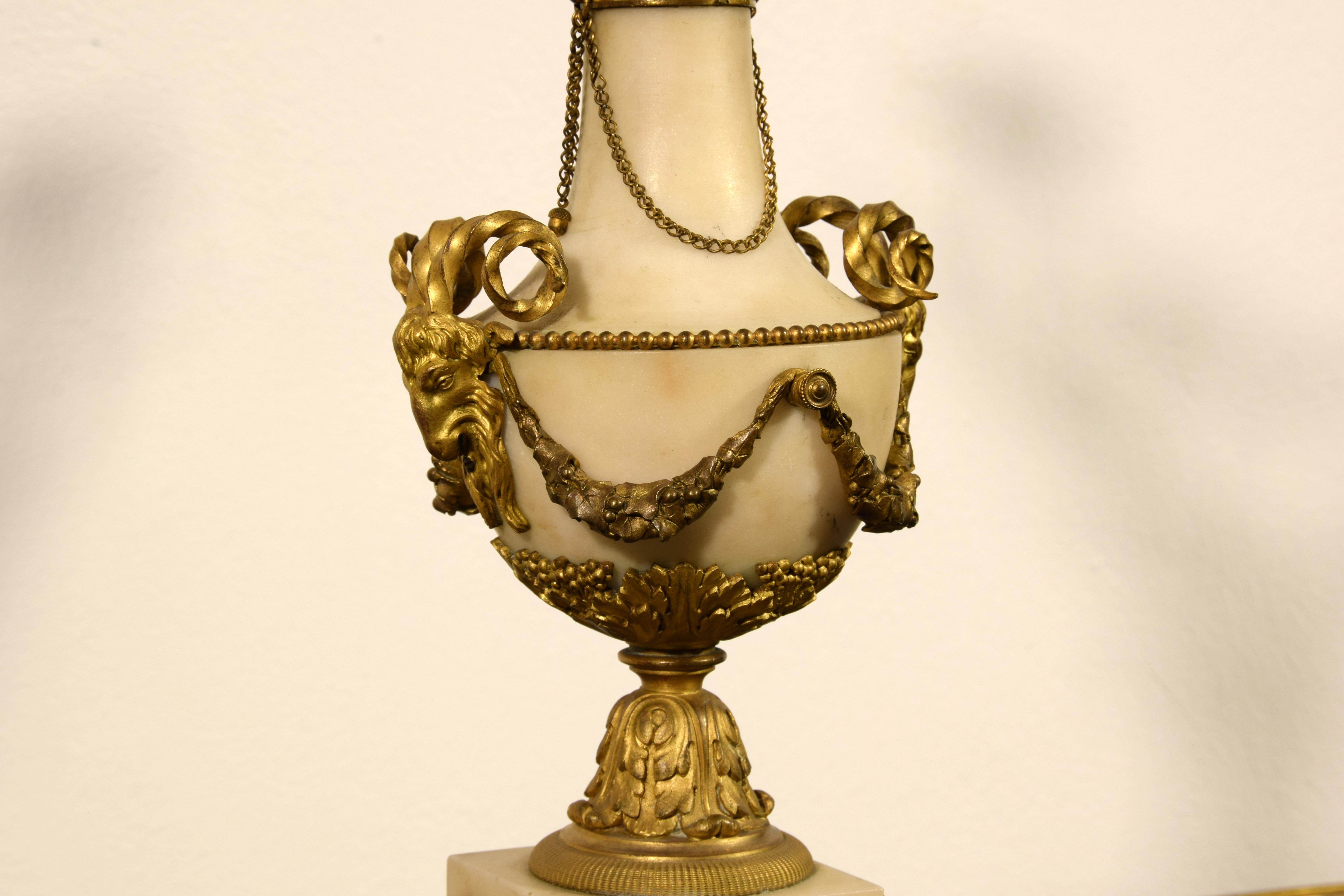 Siglo XIX, Pareja de candelabros franceses de bronce dorado y mármol en venta 2