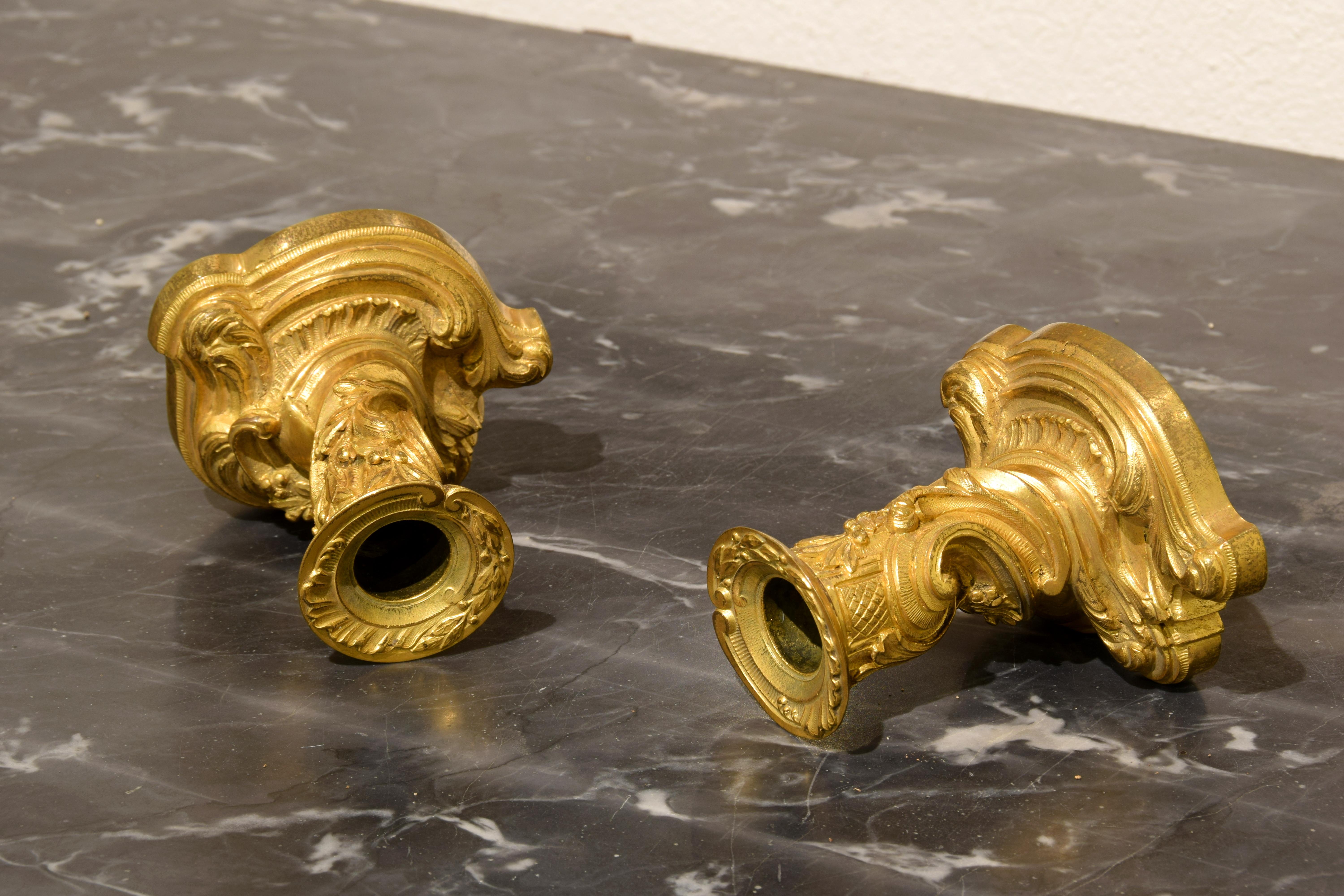  19. Jahrhundert, Paar französische Kerzenständer aus vergoldeter Bronze, Louis XV.-Stil im Angebot 6