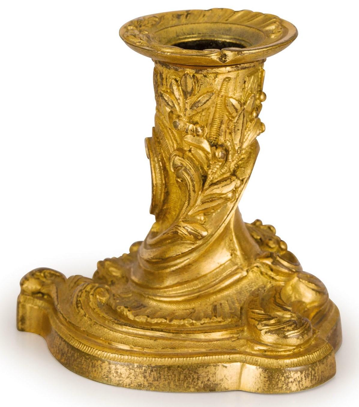 XIX secolo, Coppia di candelieri francesi in bronzo dorato, stile Luigi XV

Questa coppia di piccoli candelieri è stata realizzata in bronzo dorato in Francia nel XIX secolo, ispirandosi allo stile Luigi XV.
I candelieri hanno un fusto riccamente