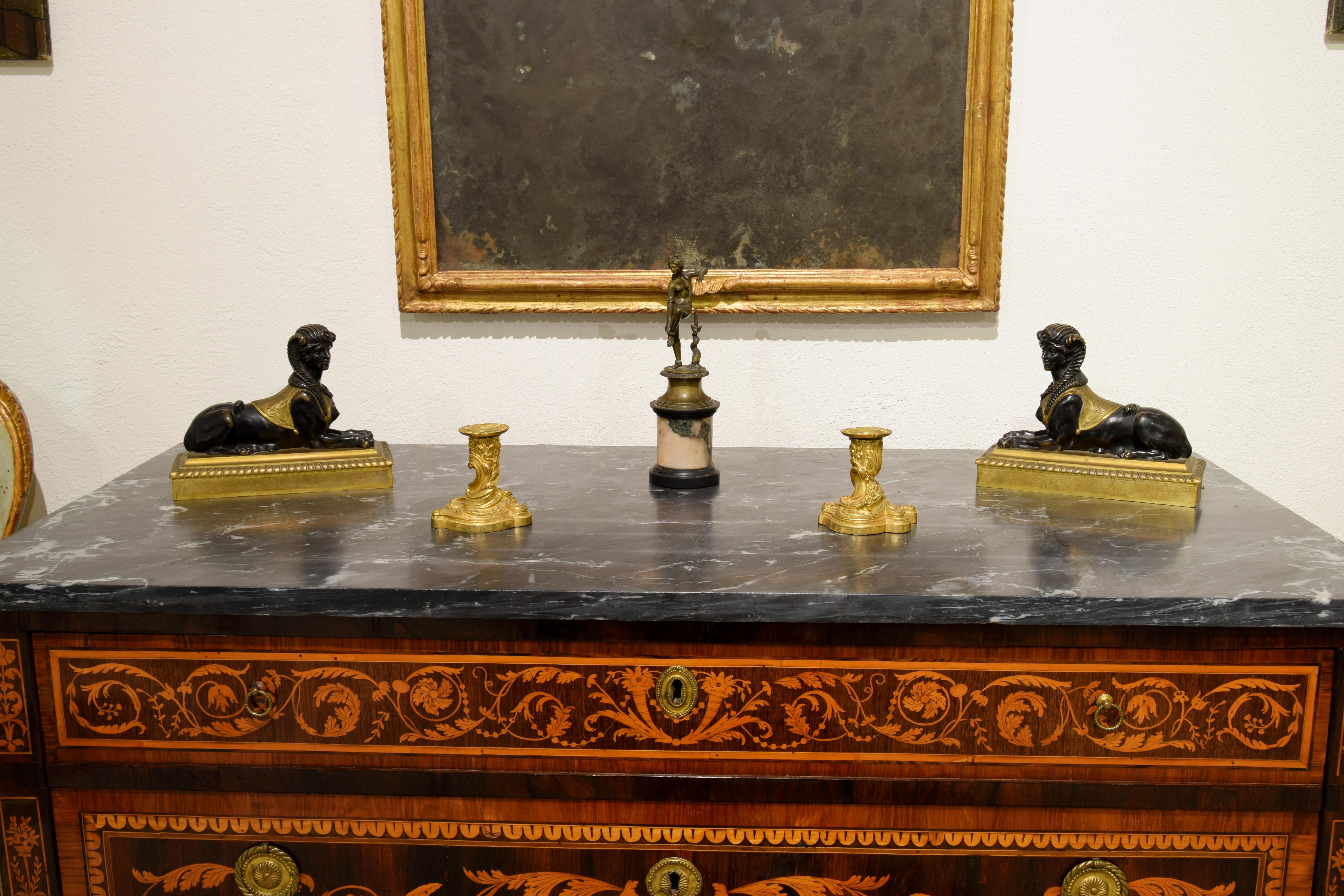  19. Jahrhundert, Paar französische Kerzenständer aus vergoldeter Bronze, Louis XV.-Stil im Angebot 5
