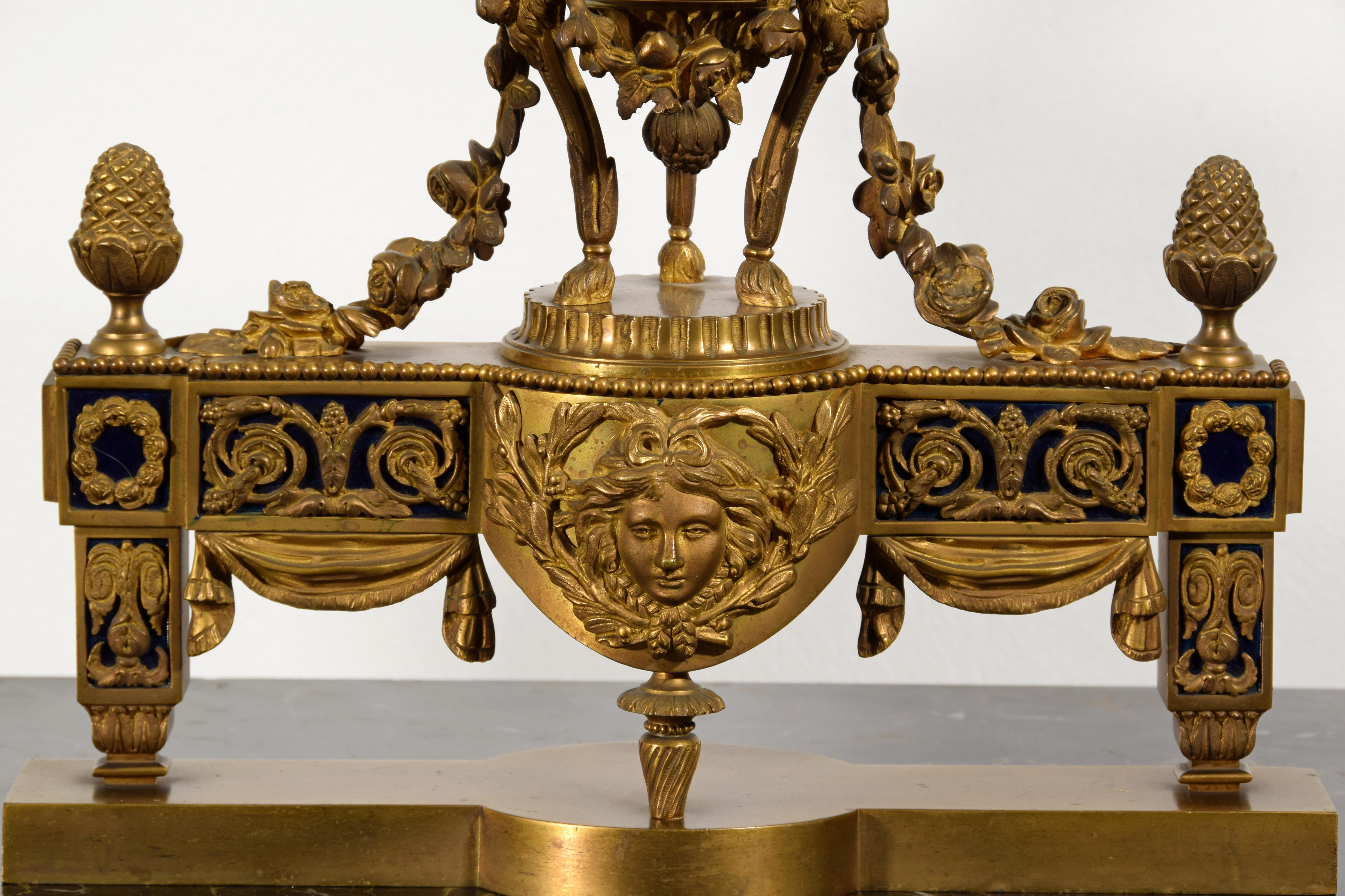 19. Jahrhundert, Paar französische Chenets aus vergoldeter Bronze für den Kamin im Angebot 5