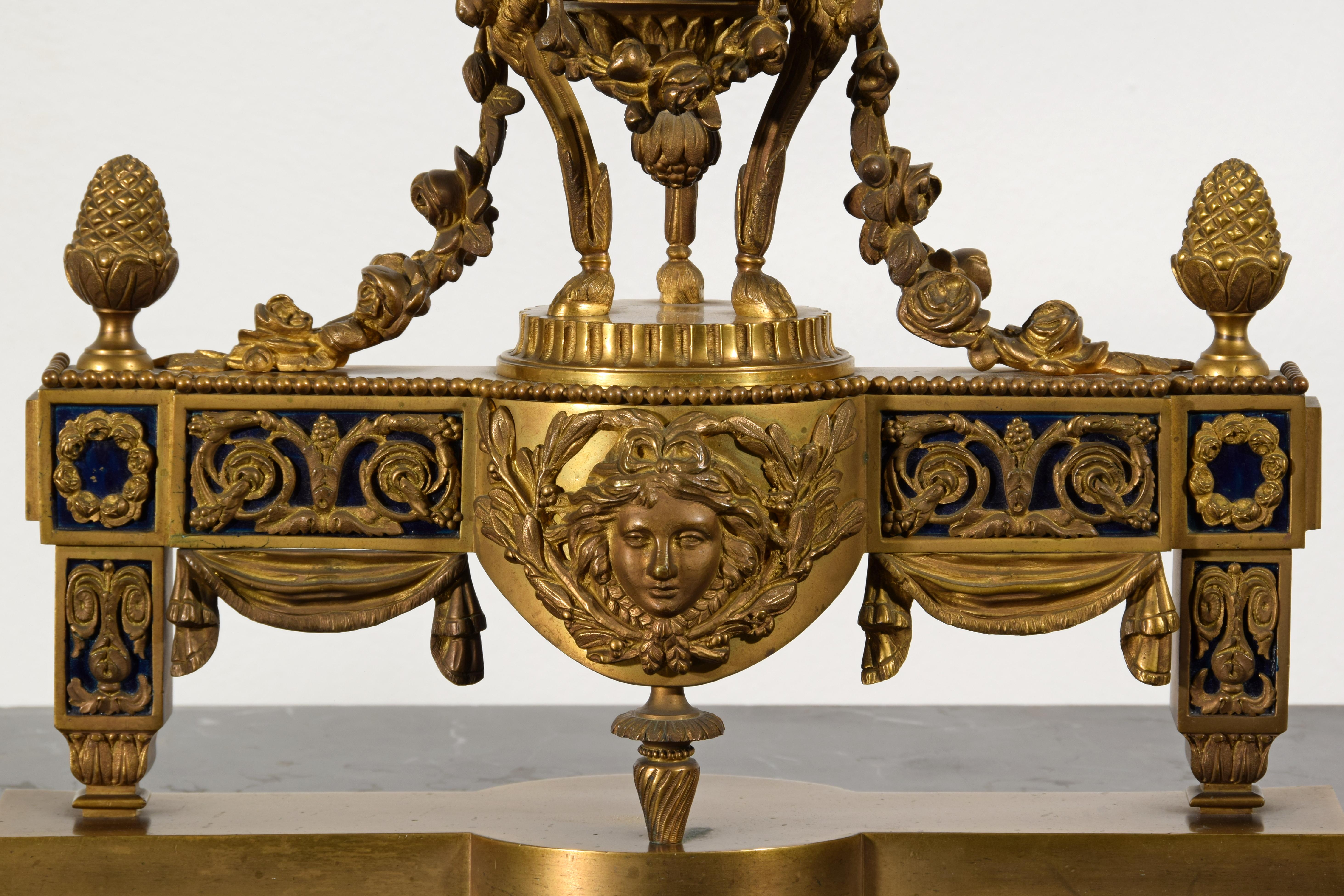 19. Jahrhundert, Paar französische Chenets aus vergoldeter Bronze für den Kamin im Angebot 7