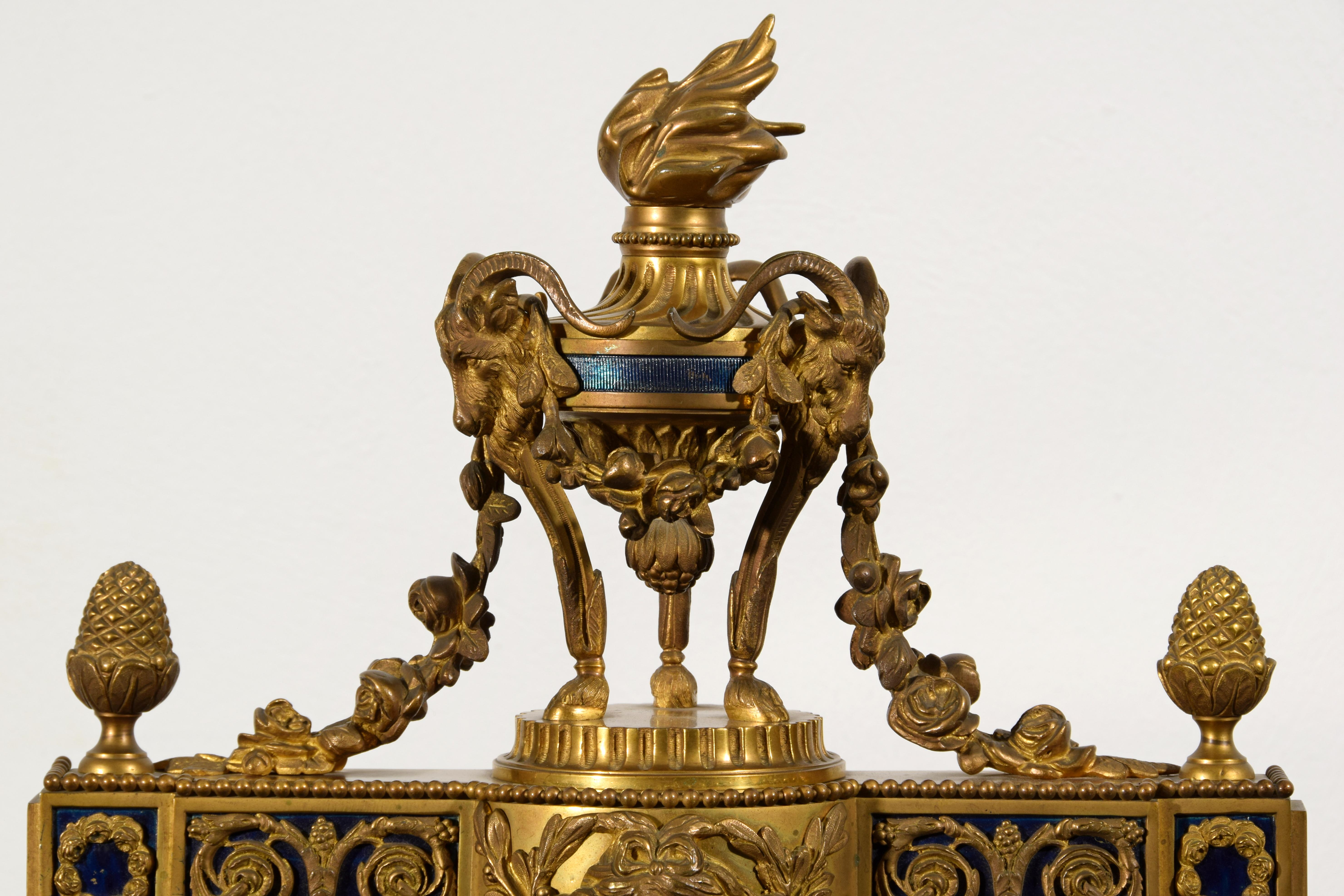 19. Jahrhundert, Paar französische Chenets aus vergoldeter Bronze für den Kamin im Angebot 8