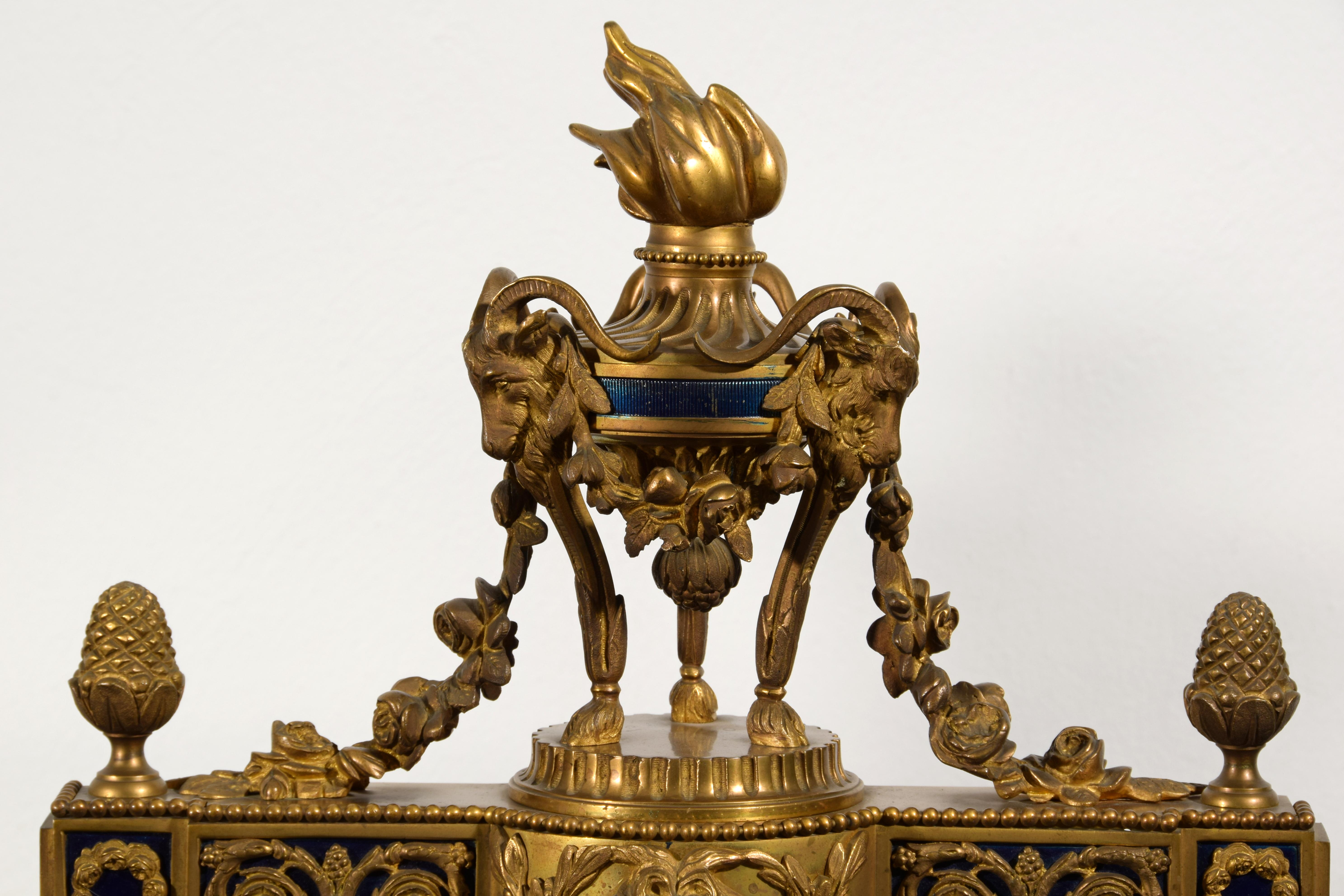 19. Jahrhundert, Paar französische Chenets aus vergoldeter Bronze für den Kamin im Angebot 9