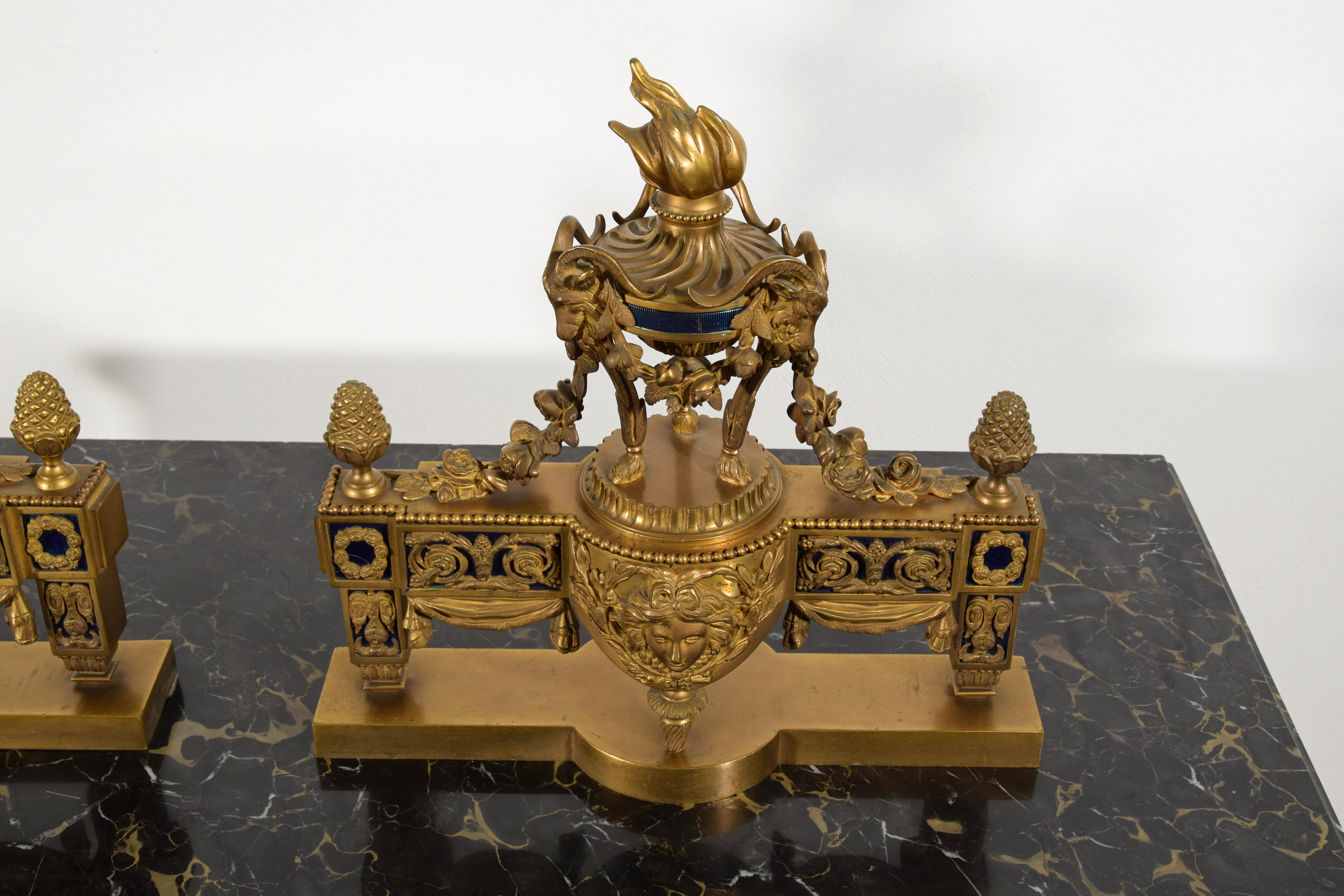 19. Jahrhundert, Paar französische Chenets aus vergoldeter Bronze für den Kamin im Angebot 12
