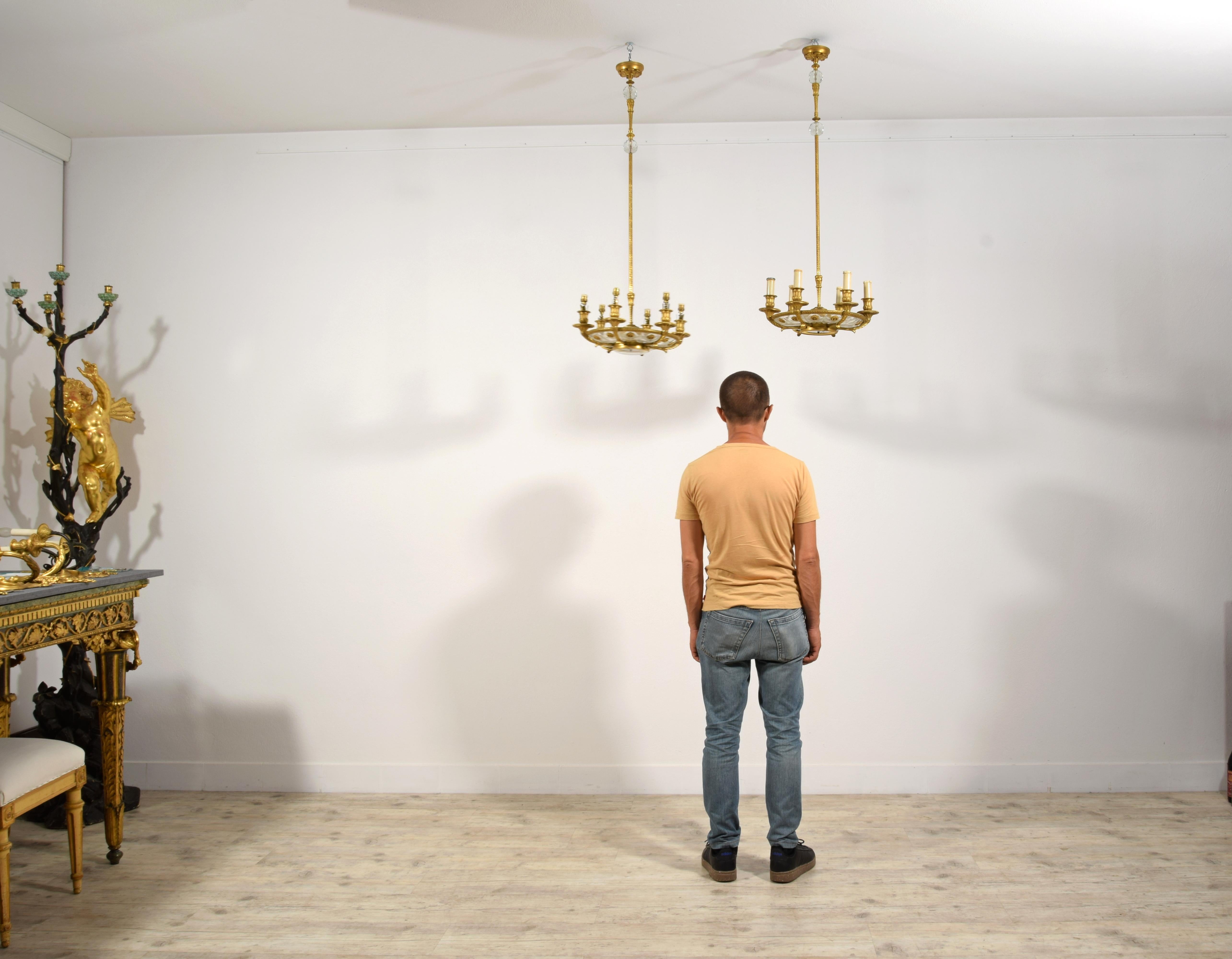 XIX secolo, Coppia di lampadari francesi a sei luci in bronzo dorato in vendita 5