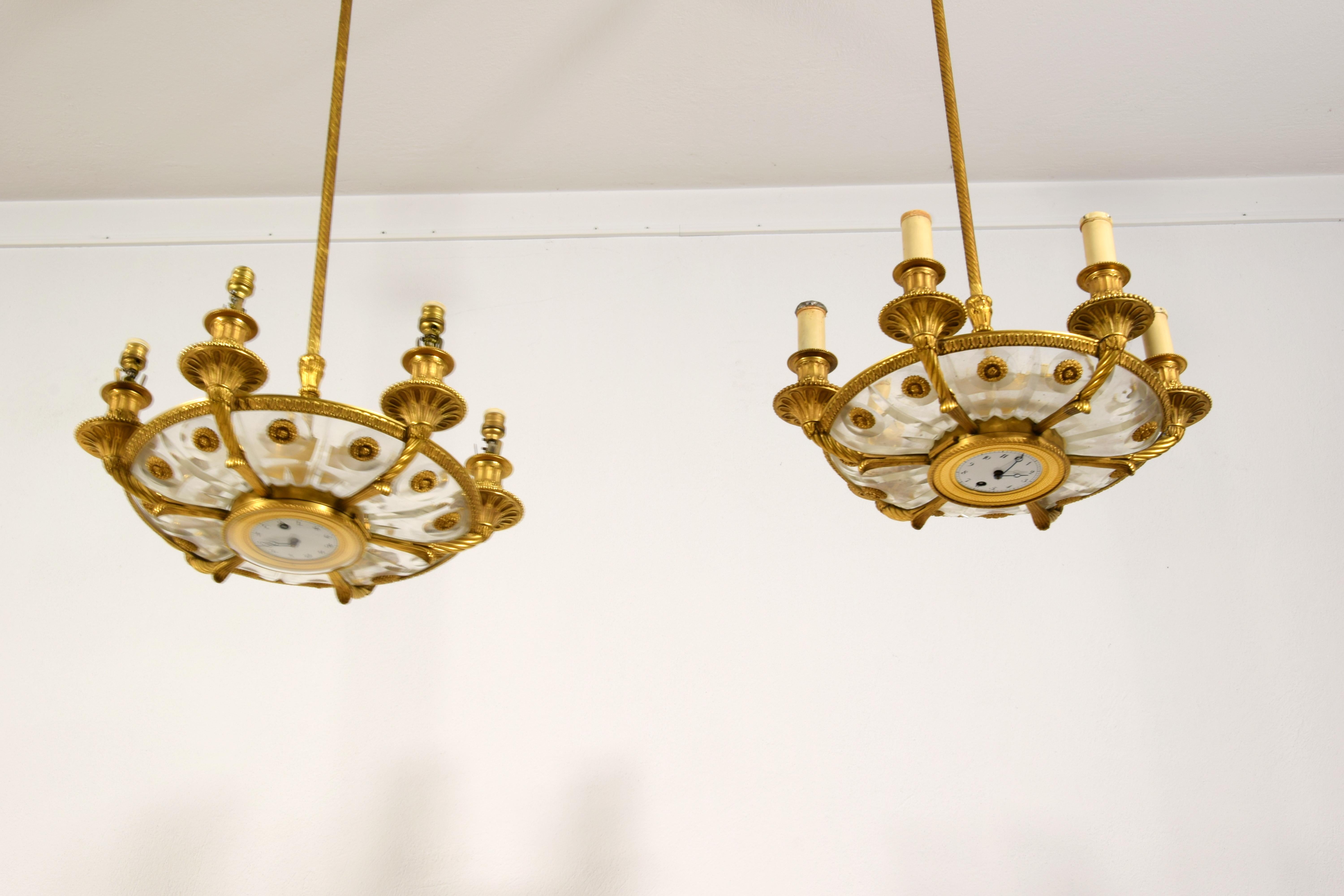XIX secolo, Coppia di lampadari francesi a sei luci in bronzo dorato in vendita 8