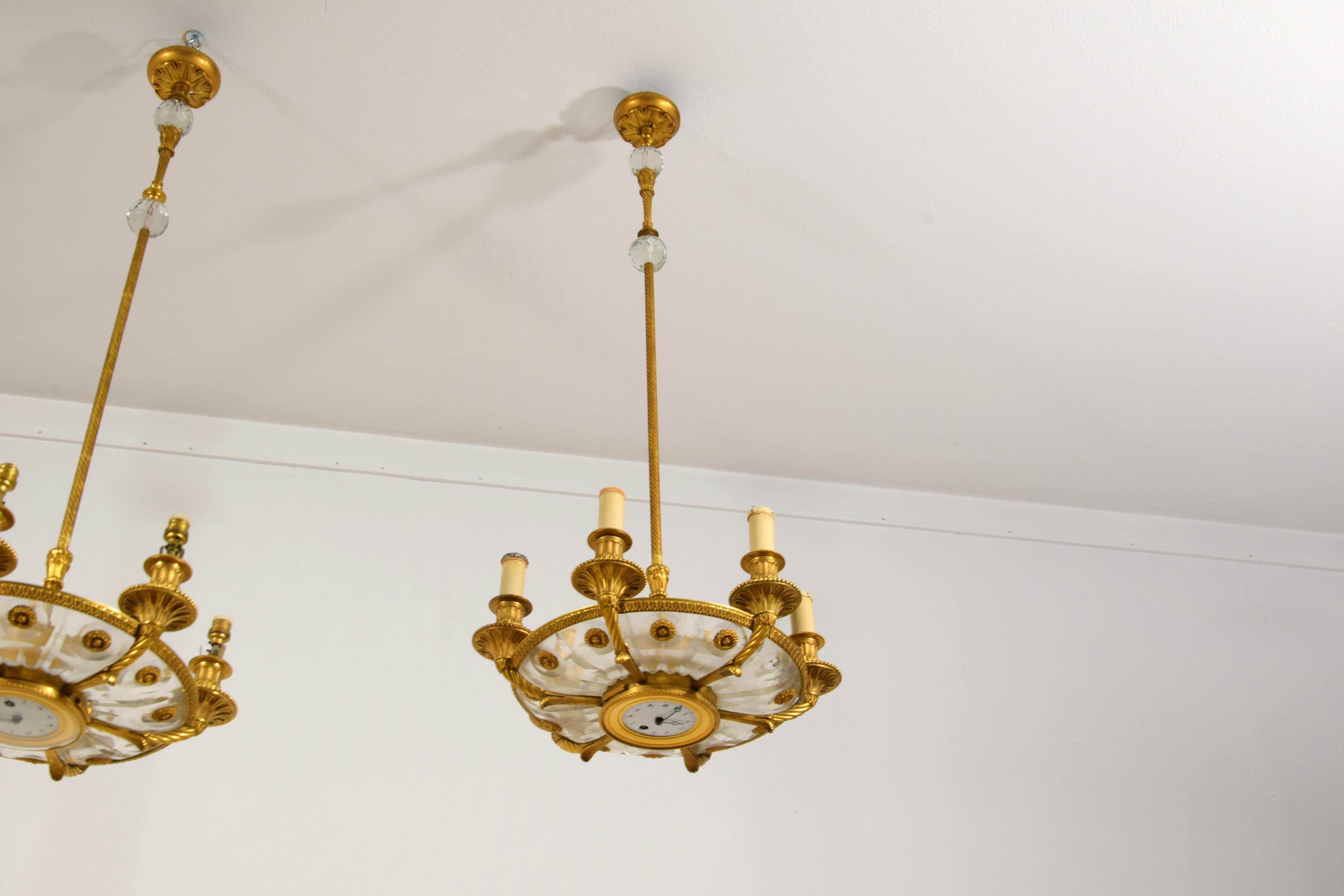 Luigi XVI XIX secolo, Coppia di lampadari francesi a sei luci in bronzo dorato in vendita