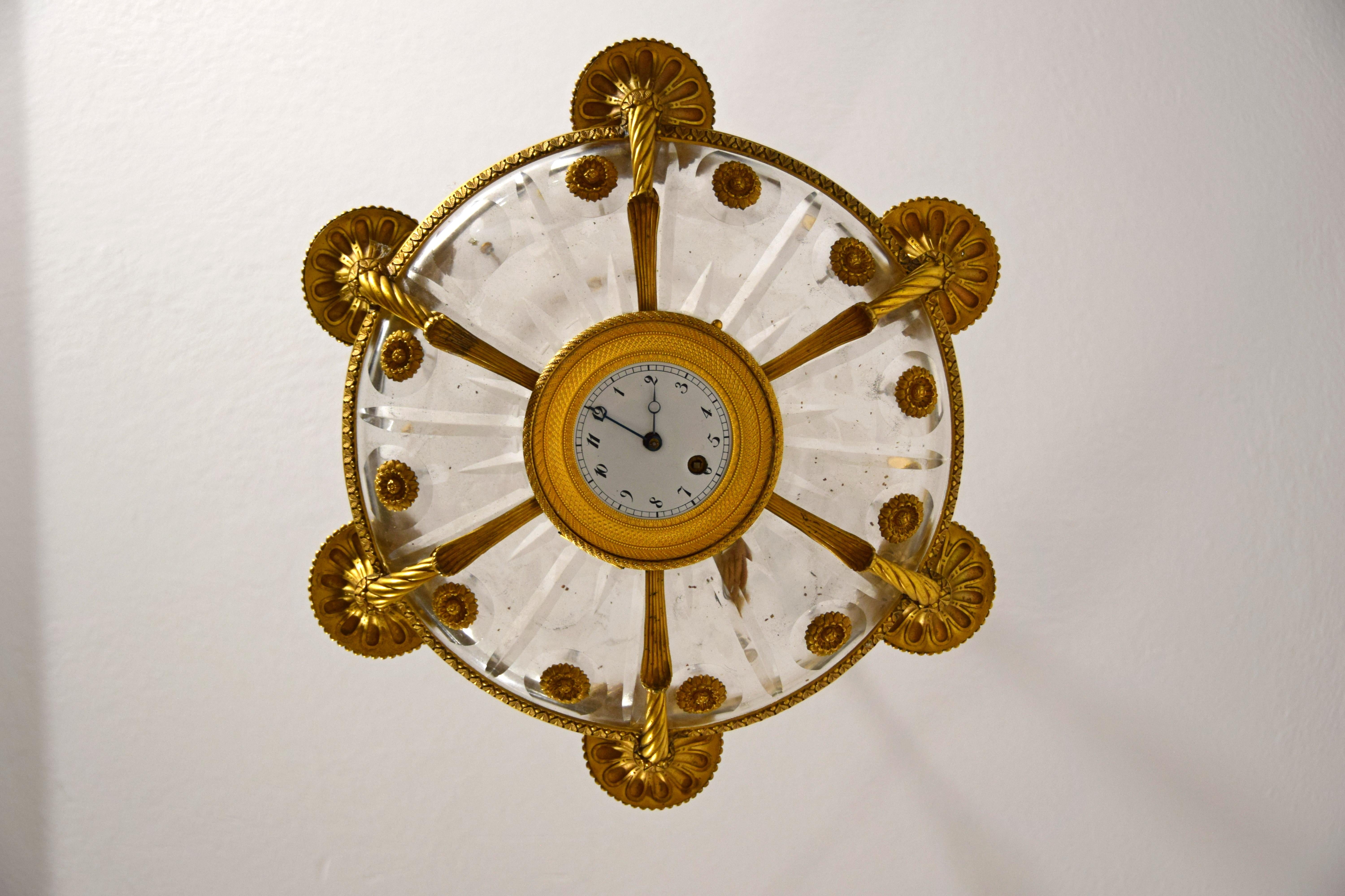 Francese XIX secolo, Coppia di lampadari francesi a sei luci in bronzo dorato in vendita