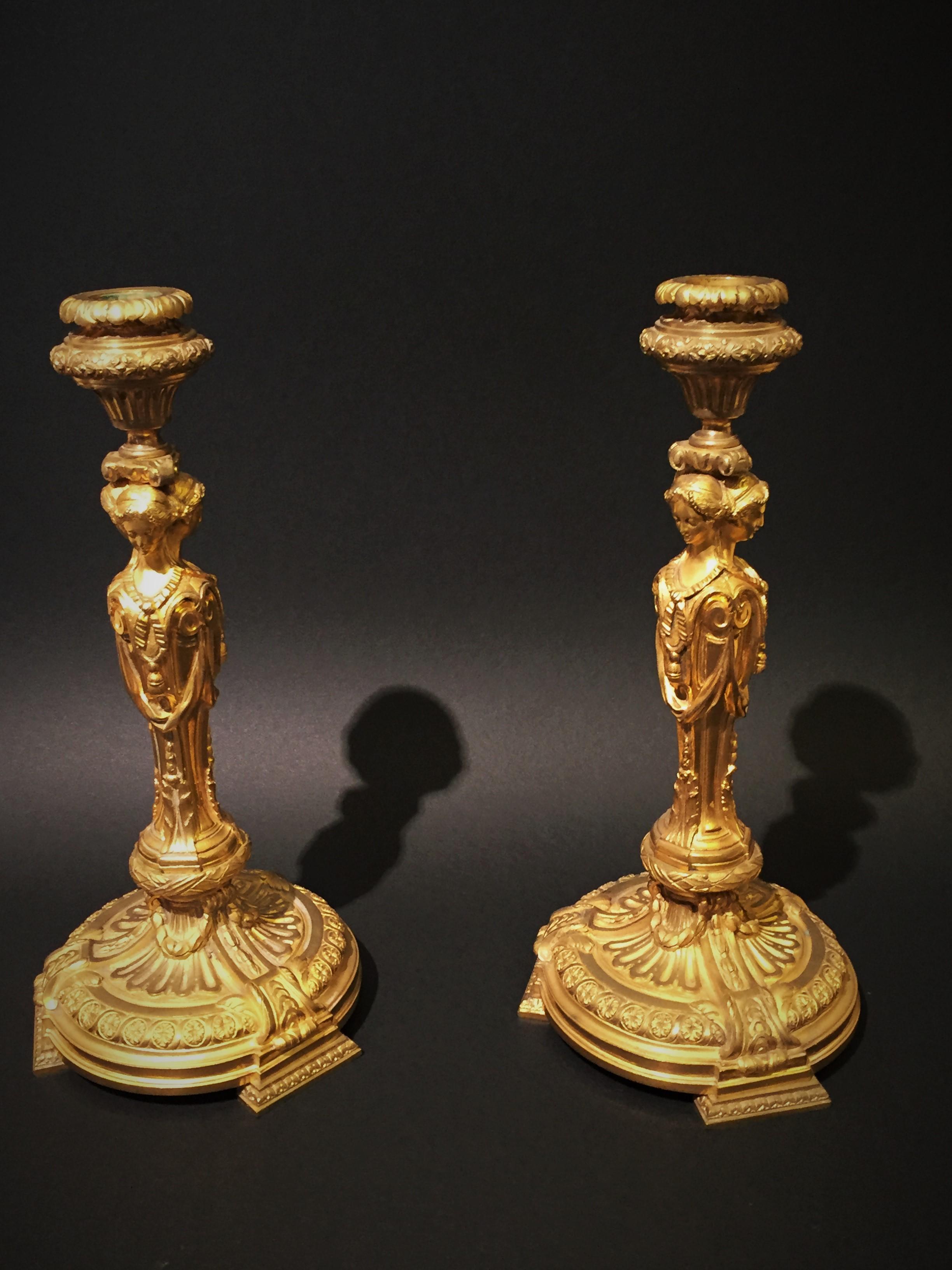 19. Jahrhundert, Paar französische Kerzenhalter aus Bronze mit Vestalen 

Diese beiden ziselierten und vergoldeten Bronzeleuchter wurden zu Beginn des 19. Jahrhunderts hergestellt und sind vom neoklassizistischen Geschmack inspiriert, der sich in