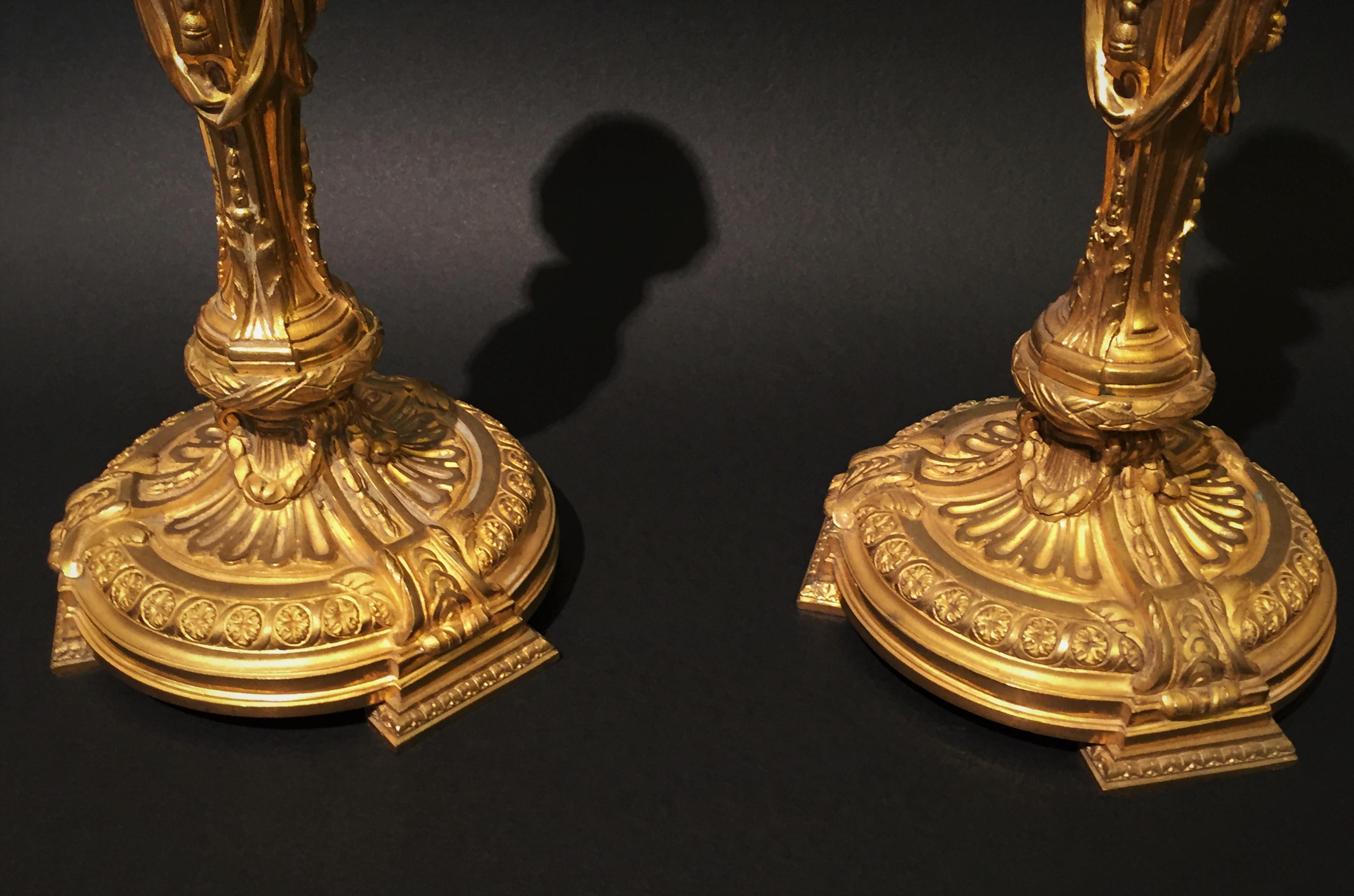 Paar französische Git-Bronze-Kerzenständer mit Vestals aus dem 19. Jahrhundert  (Louis XVI.) im Angebot