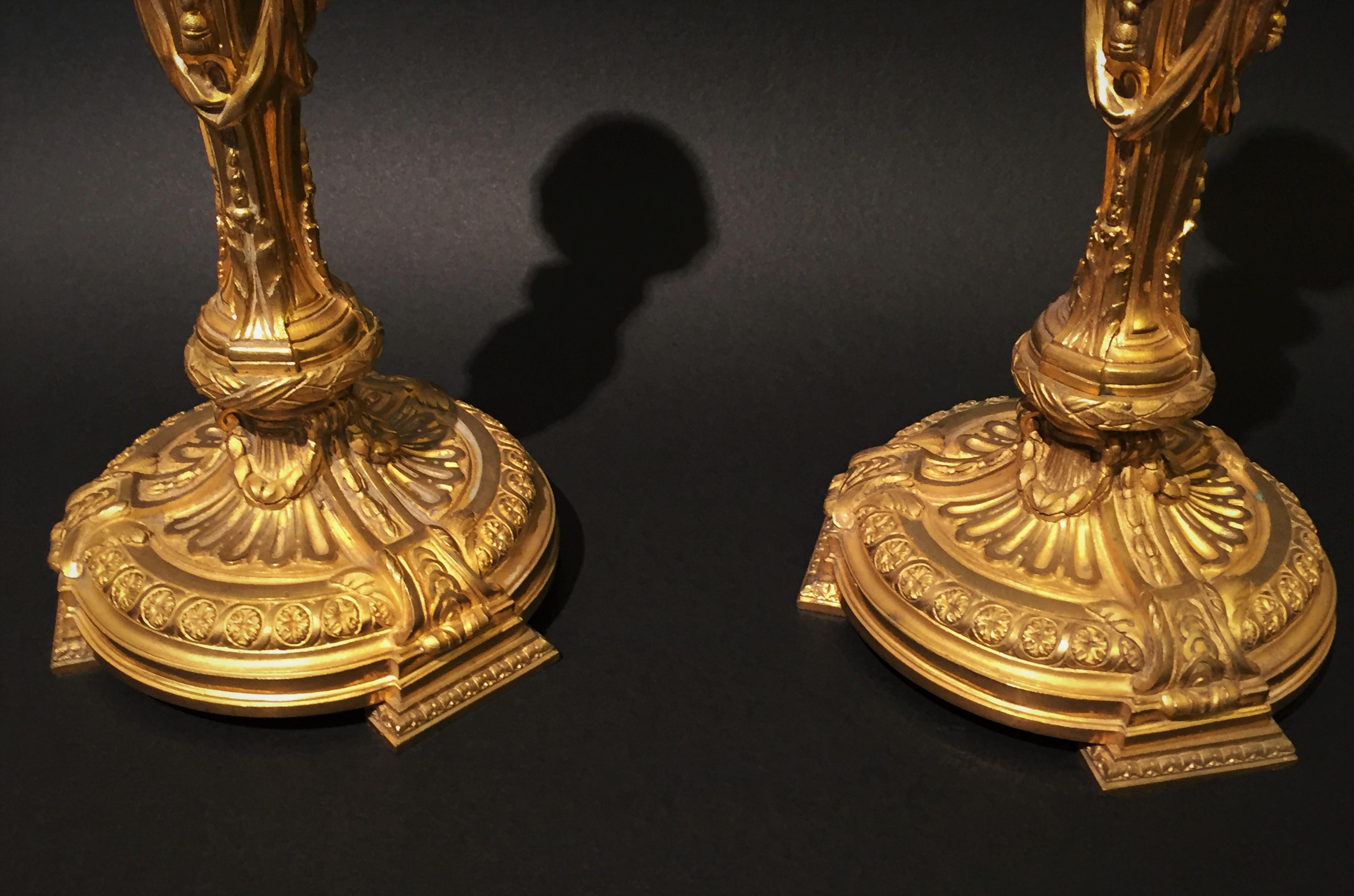 Luigi XVI XIX secolo, Coppia di candelieri francesi in bronzo Git con vestali in vendita
