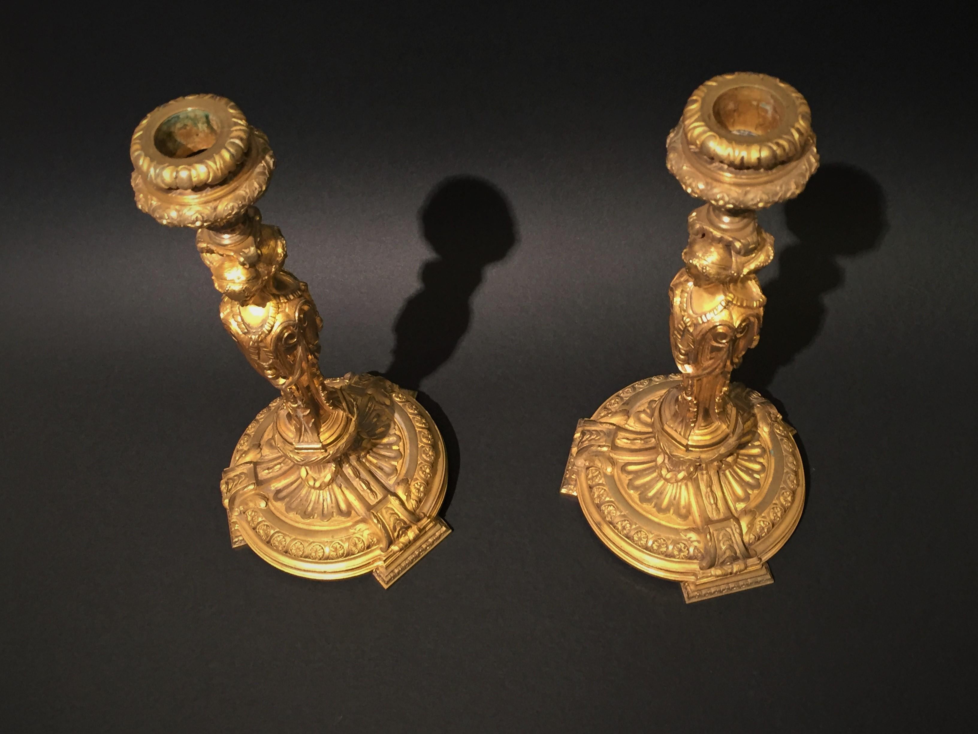 Francese XIX secolo, Coppia di candelieri francesi in bronzo Git con vestali in vendita