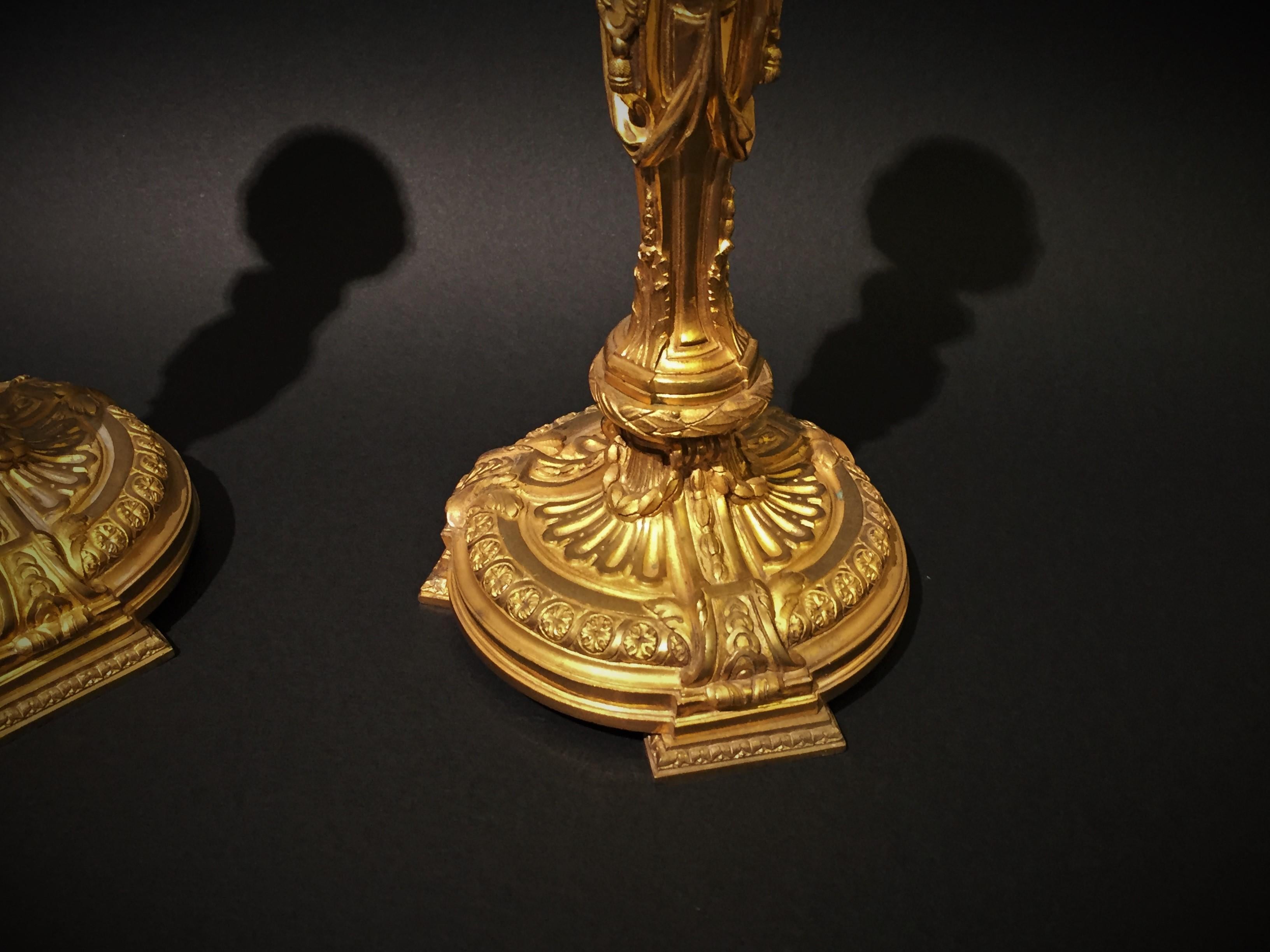 Paar französische Git-Bronze-Kerzenständer mit Vestals aus dem 19. Jahrhundert  (Vergoldet) im Angebot