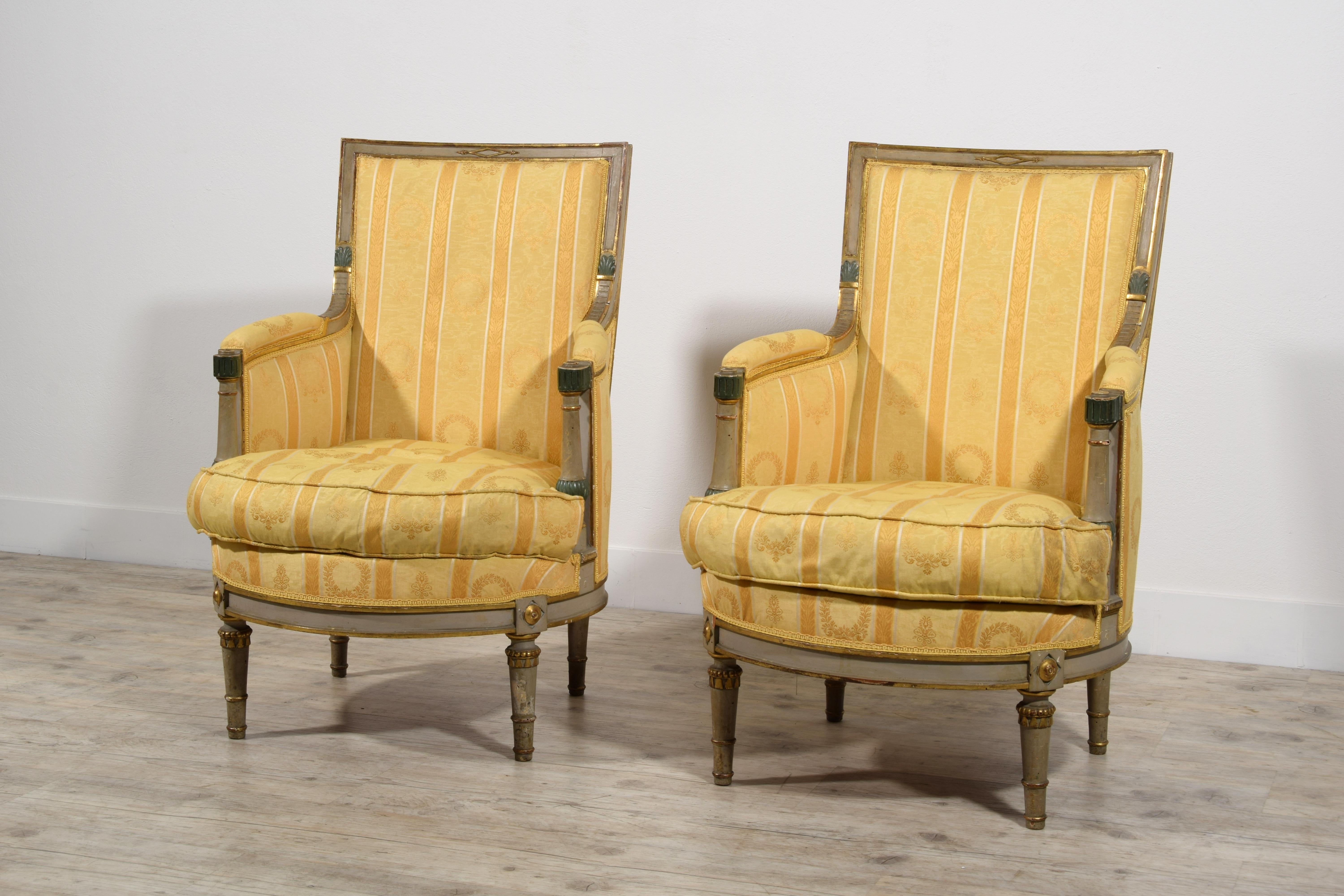 19th century, pair of French lacquered and giltwood armchairs 
Measurements: cm H 98 x W 62 x D 65, seat H 44 cm

This delightful pair of armchairs, in lacquered and gilded wood, was made in France between the late 18th and early 19th centuries.