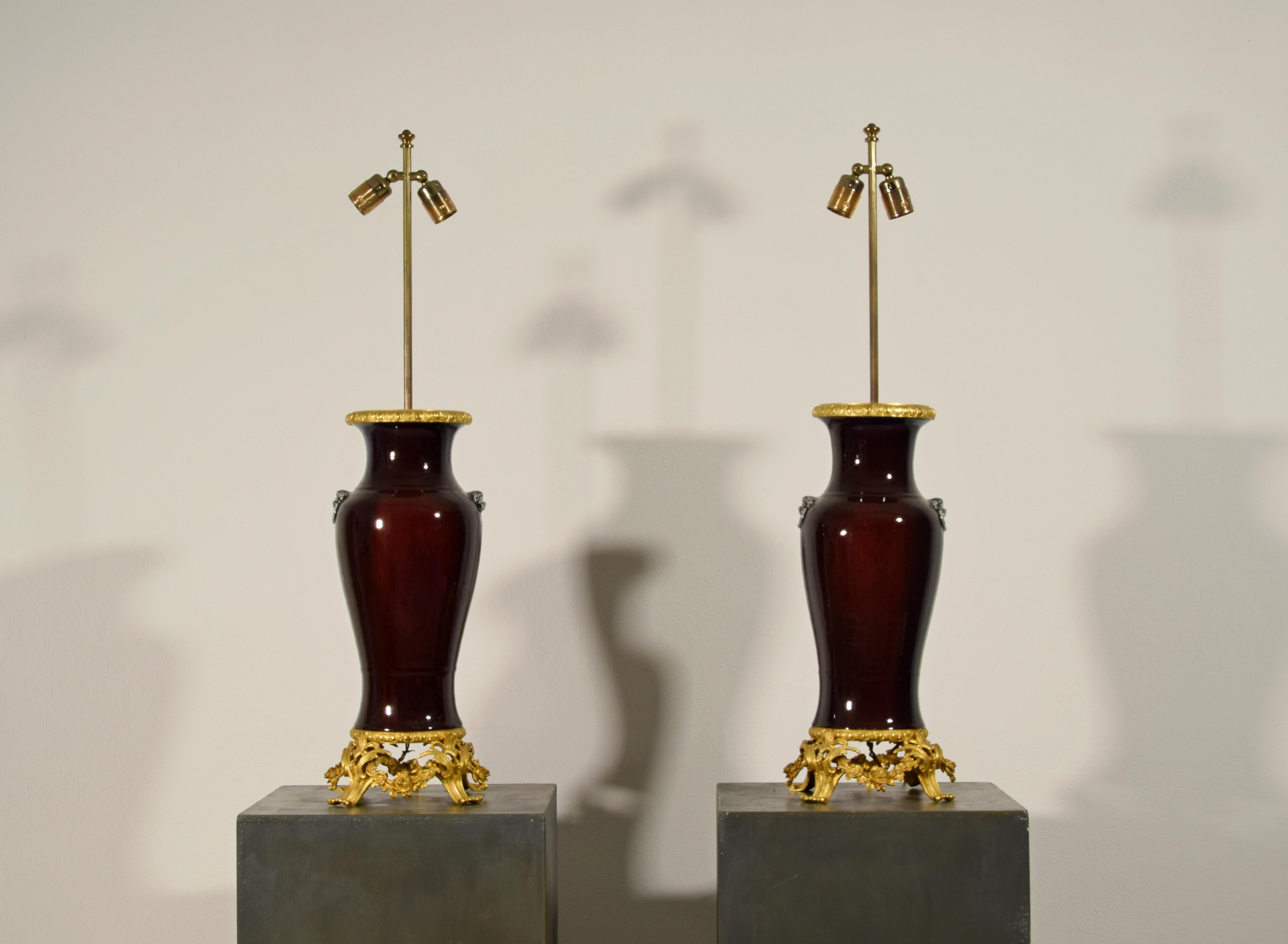 Paar französische Lampen des 19. Jahrhunderts mit chinesischer Keramikvase (Louis XV.) im Angebot