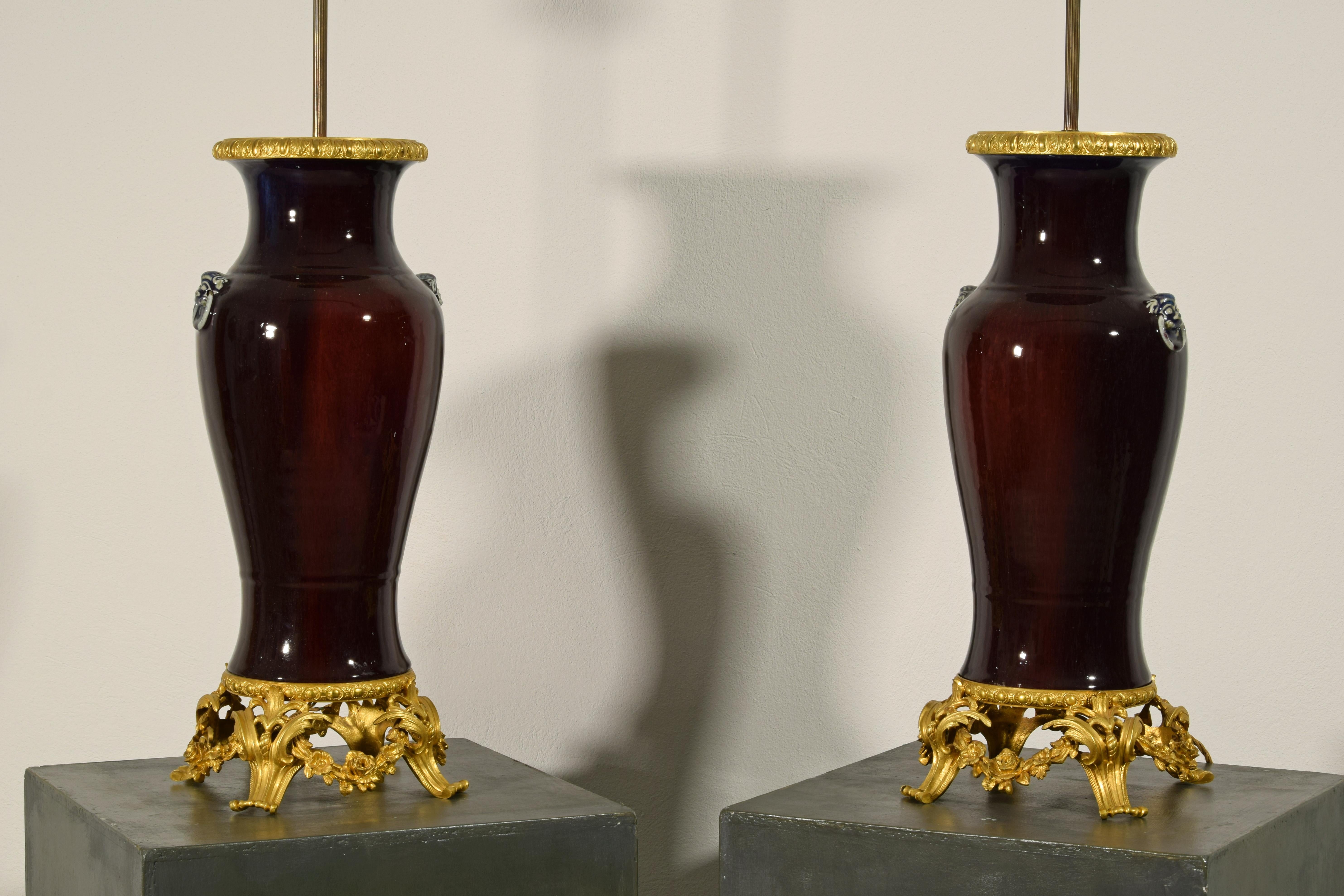 Paar französische Lampen des 19. Jahrhunderts mit chinesischer Keramikvase (Vergoldet) im Angebot