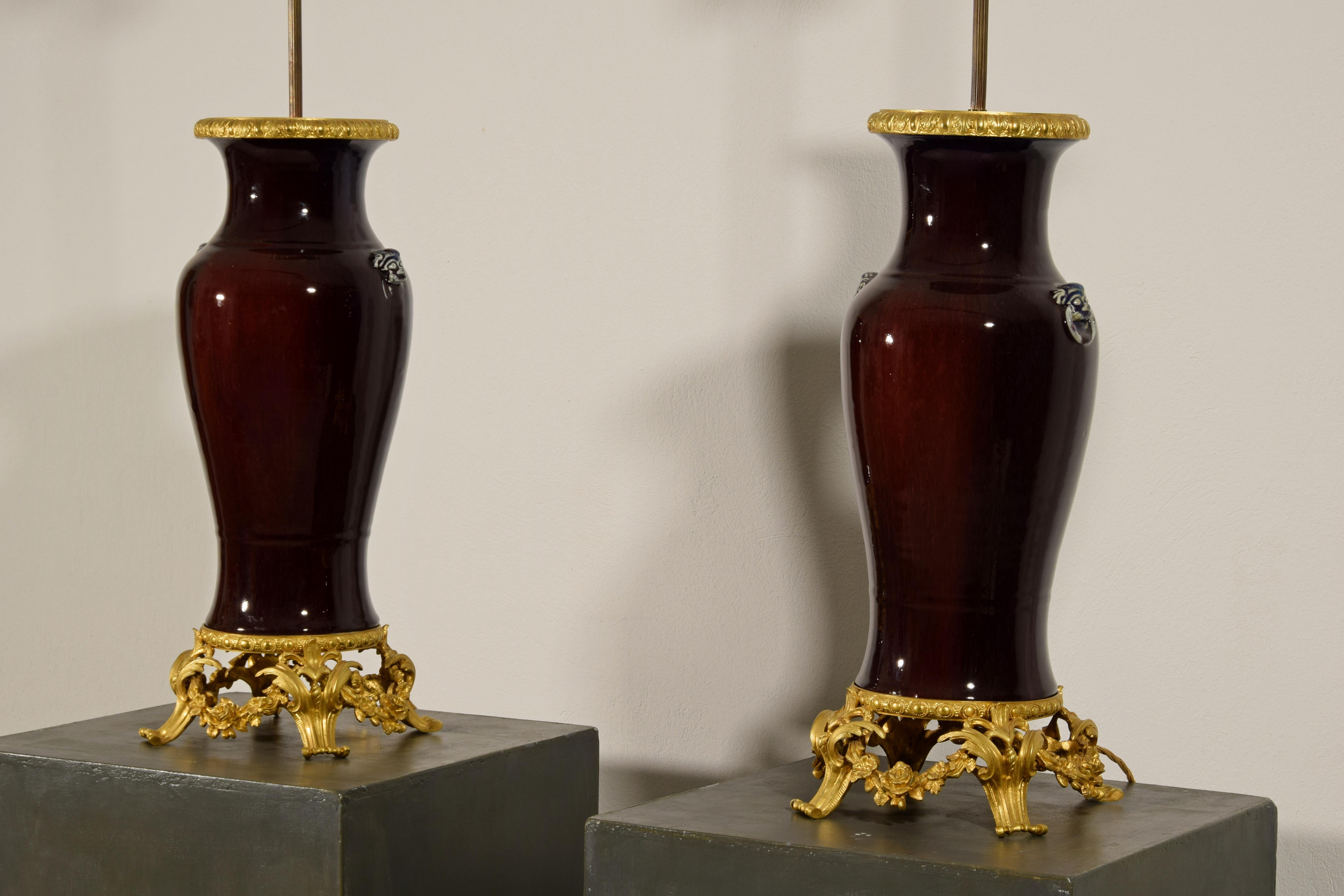 Paire de lampes françaises du 19e siècle avec vase en céramique chinoise en vente 1