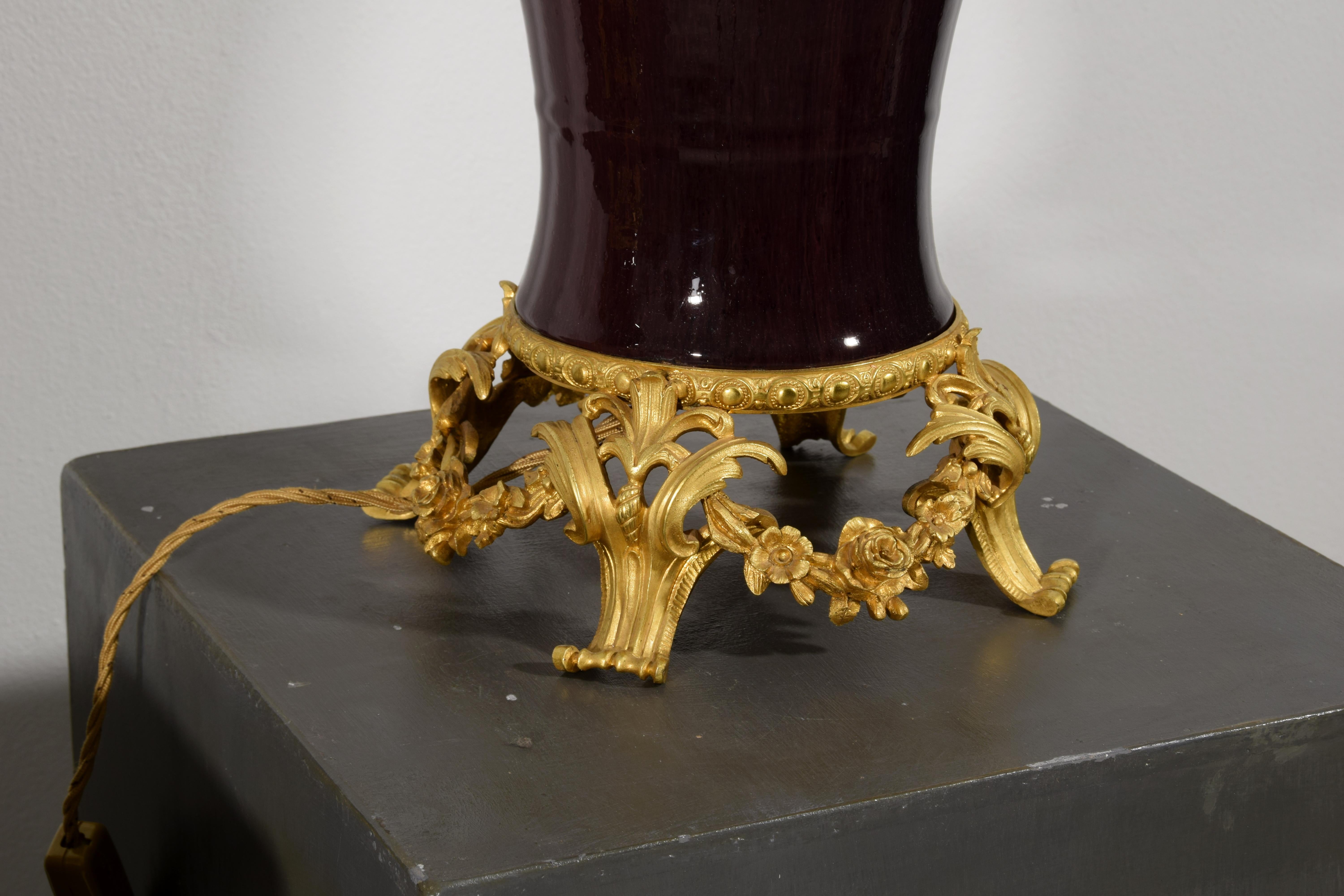 Paire de lampes françaises du 19e siècle avec vase en céramique chinoise en vente 2