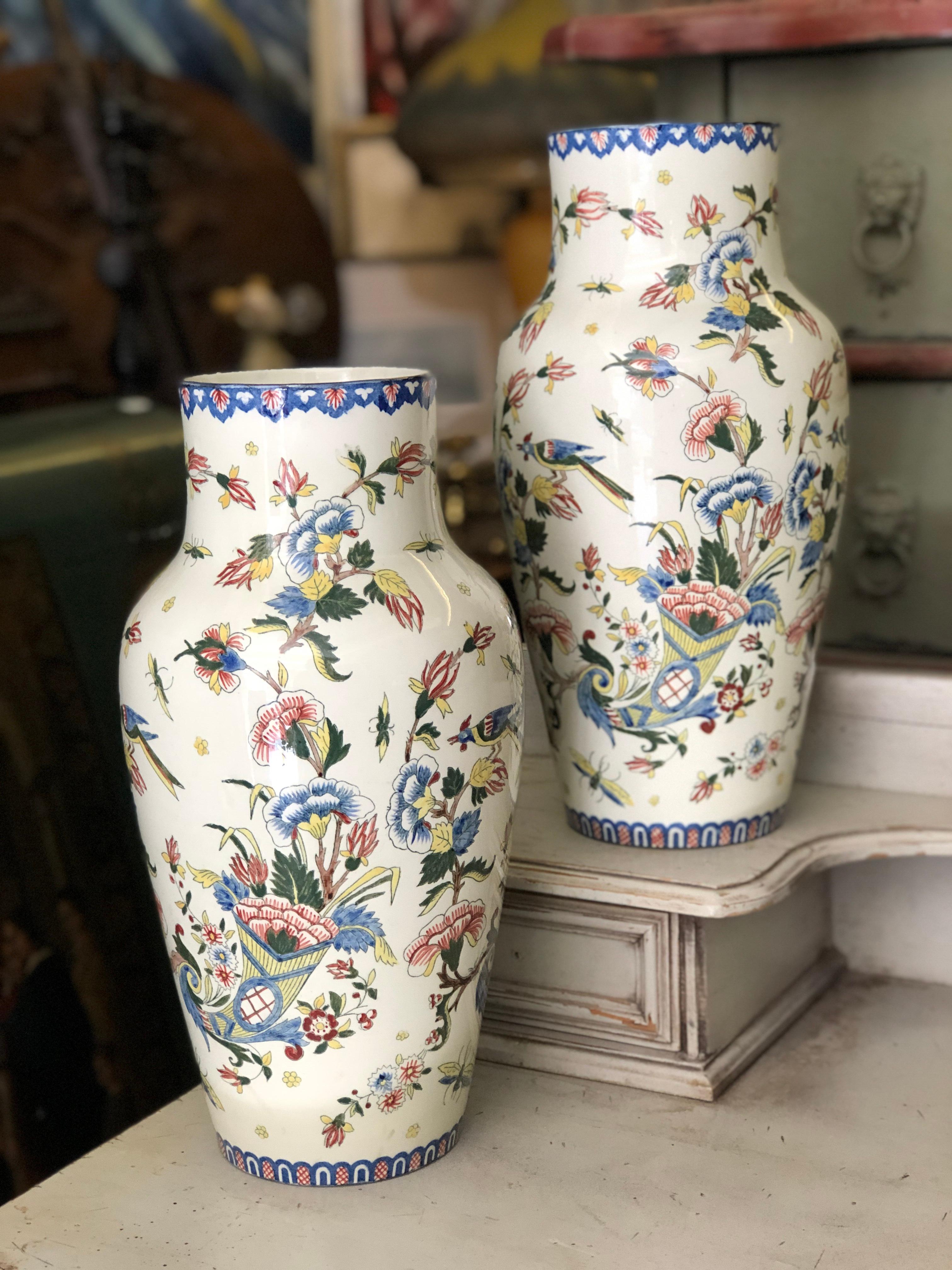 Français paire de grands vases français en céramique du 19e siècle marqués et numérotés par Gien