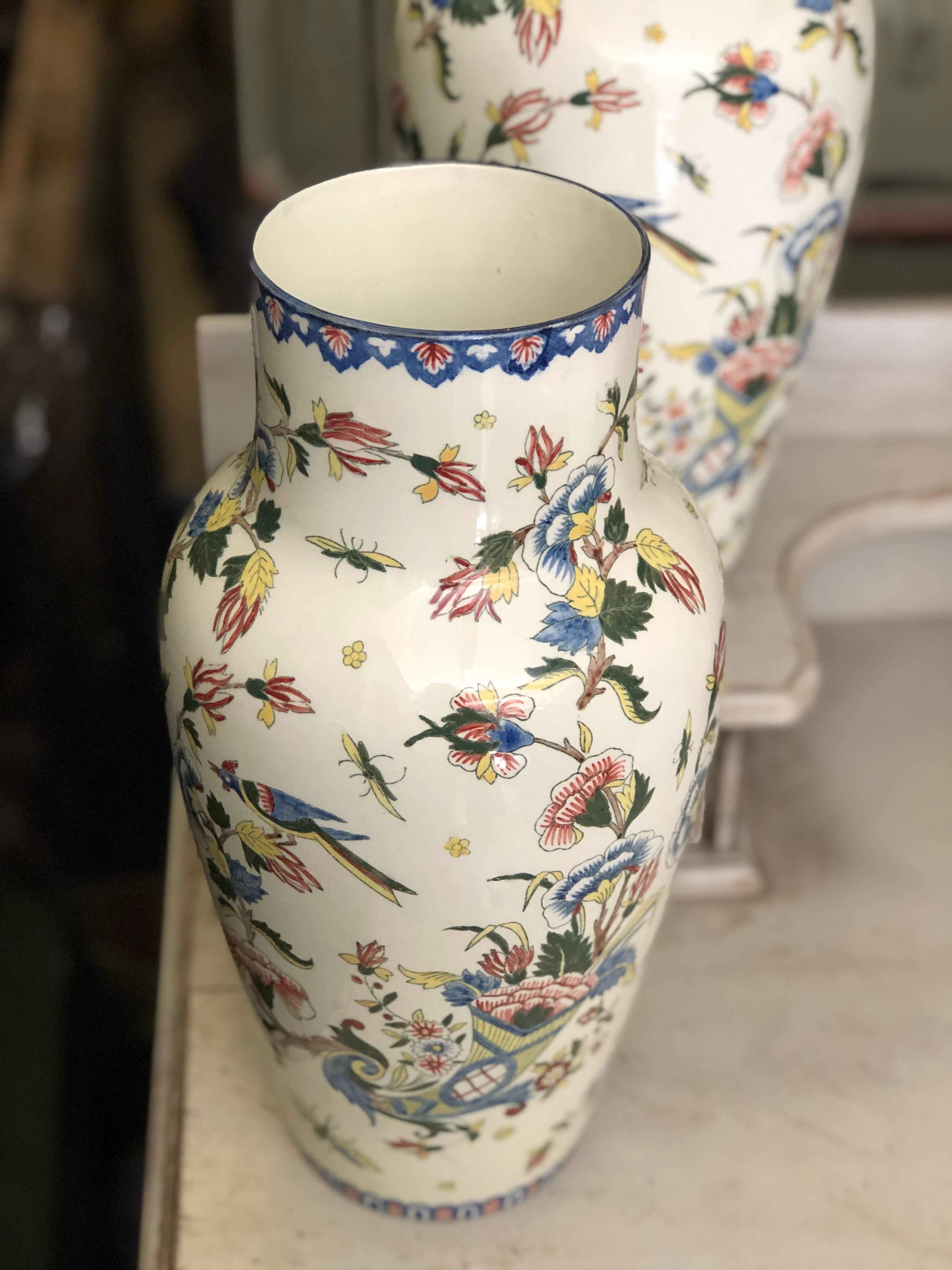 Peint à la main paire de grands vases français en céramique du 19e siècle marqués et numérotés par Gien