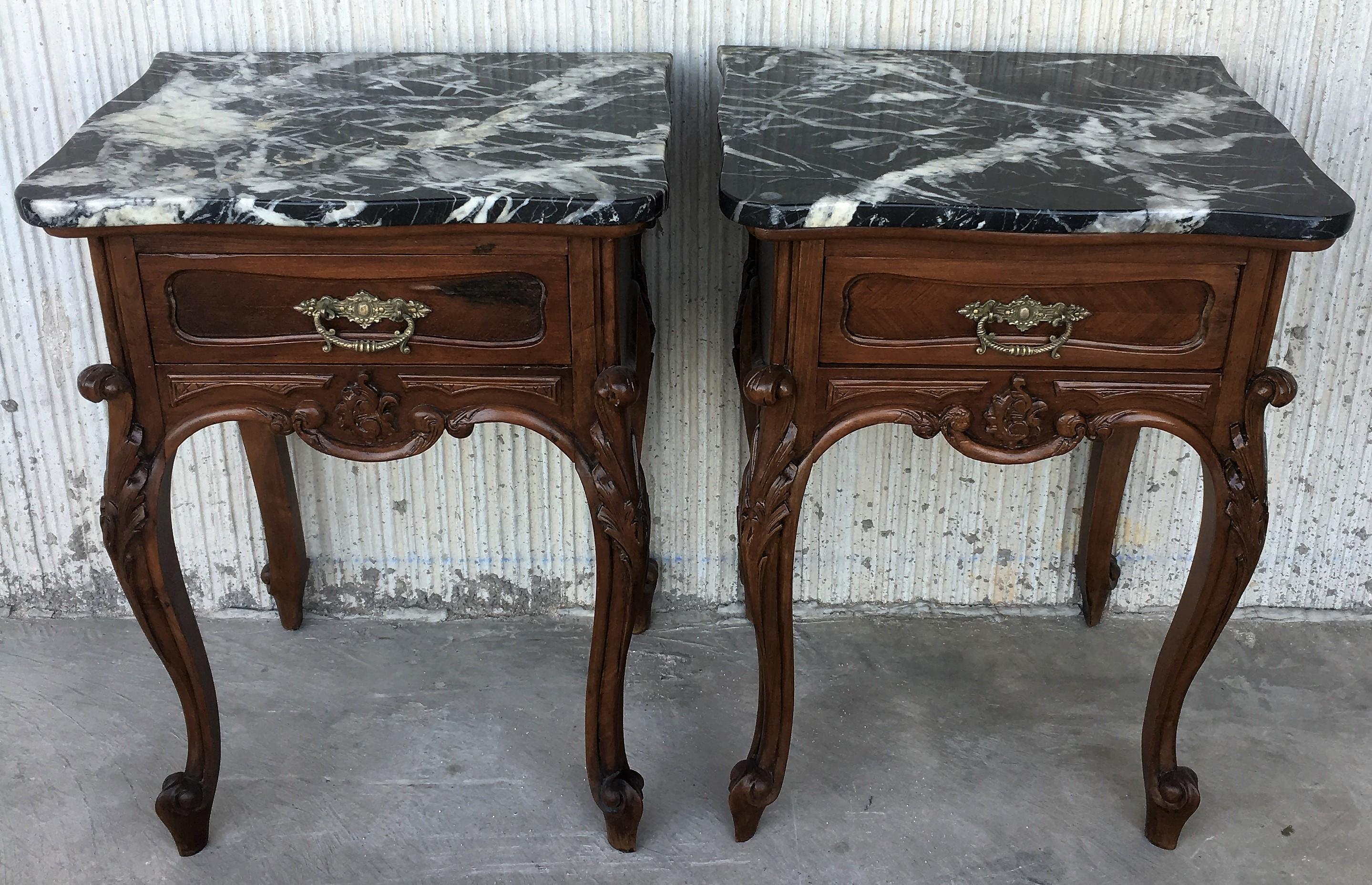 19th Century Pair of French Louis XV Carved Nightstands In Excellent Condition In Miami, FL
