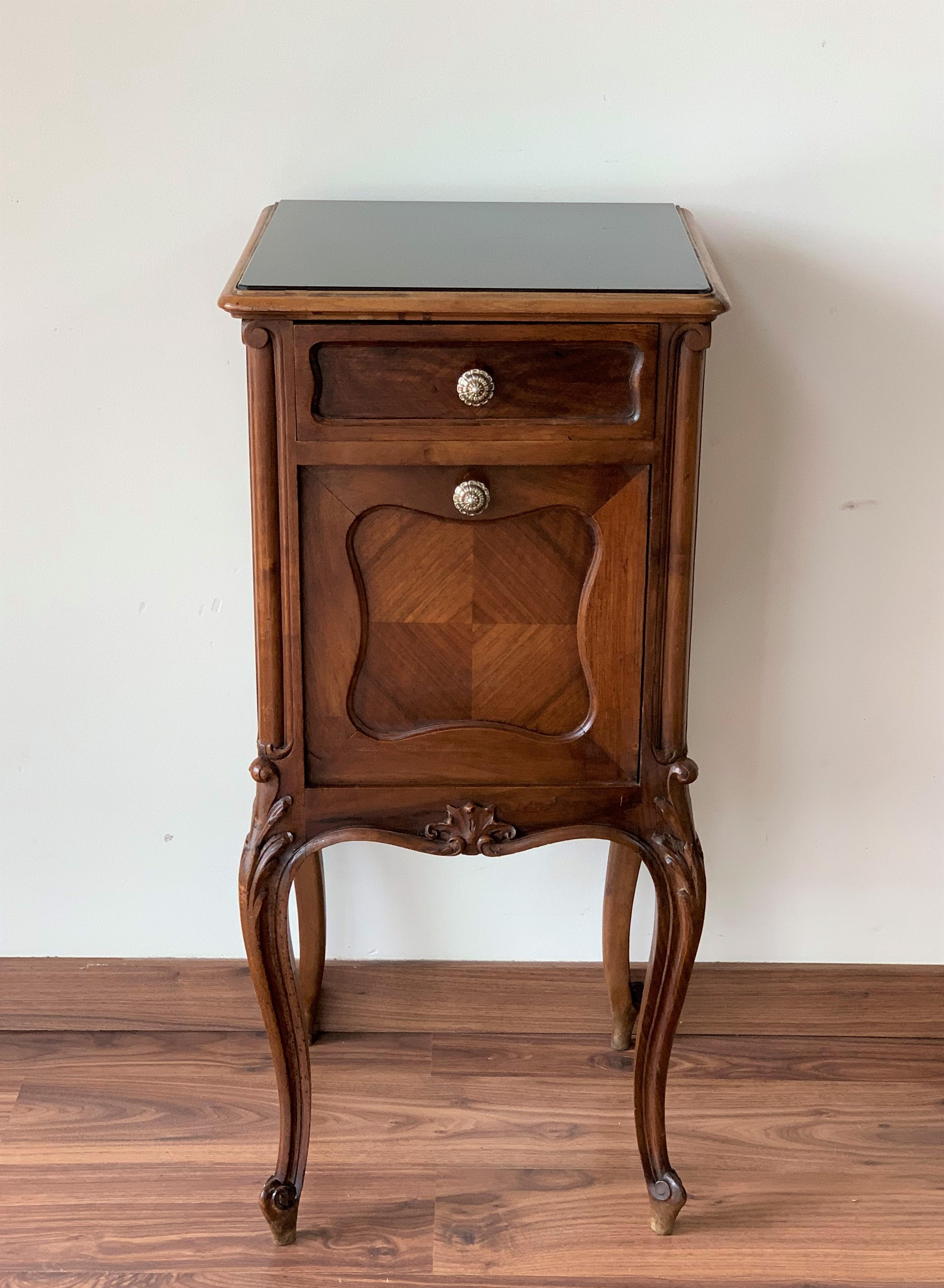 19th Century Pair of French Louis XV Carved Nightstands In Good Condition In Miami, FL