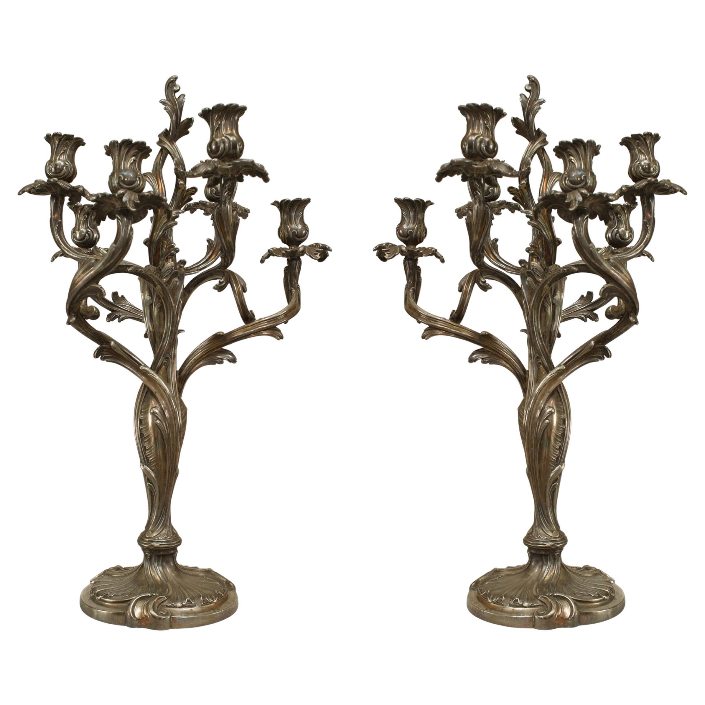 Paire de candélabres français Louis XV en métal argenté du 19ème siècle