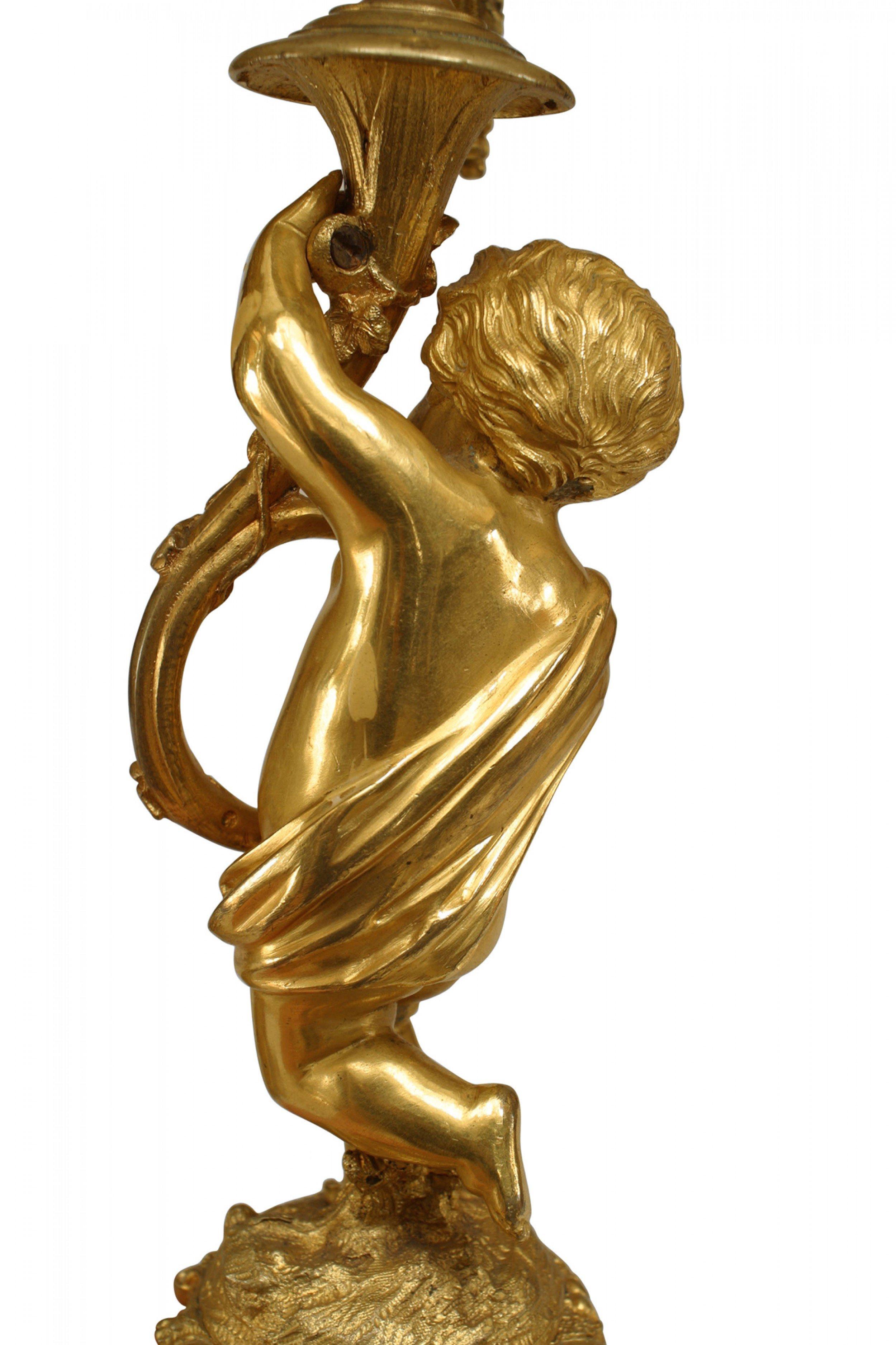 Paar französische Bronze-Dore Cupid-Kandelaber im Louis-XV-Stil des 19. Jahrhunderts (Louis XV.) im Angebot