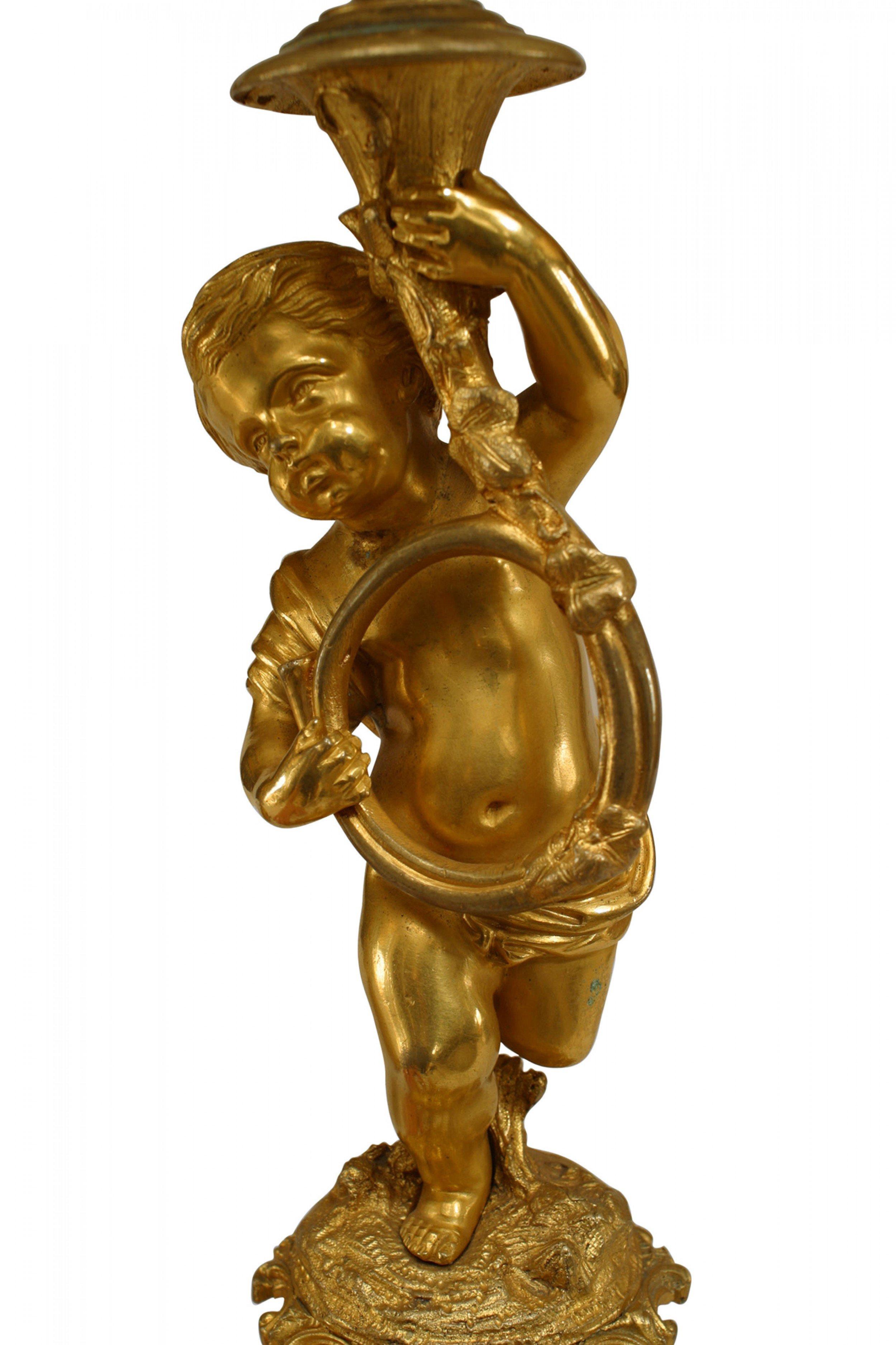 Paar französische Bronze-Dore Cupid-Kandelaber im Louis-XV-Stil des 19. Jahrhunderts im Zustand „Gut“ im Angebot in New York, NY