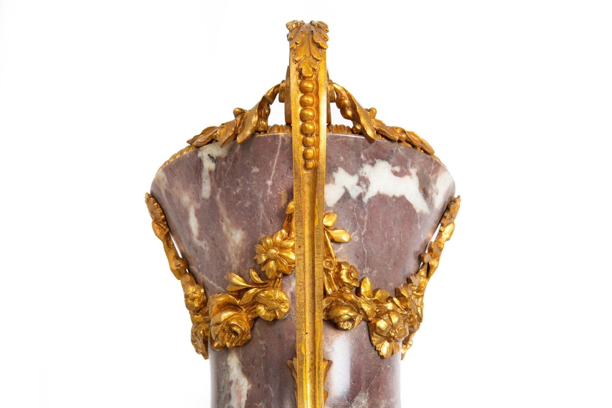 Coppia di vasi francesi del XIX secolo in stile Luigi XVI in bronzo antico e marmo viola in vendita 5
