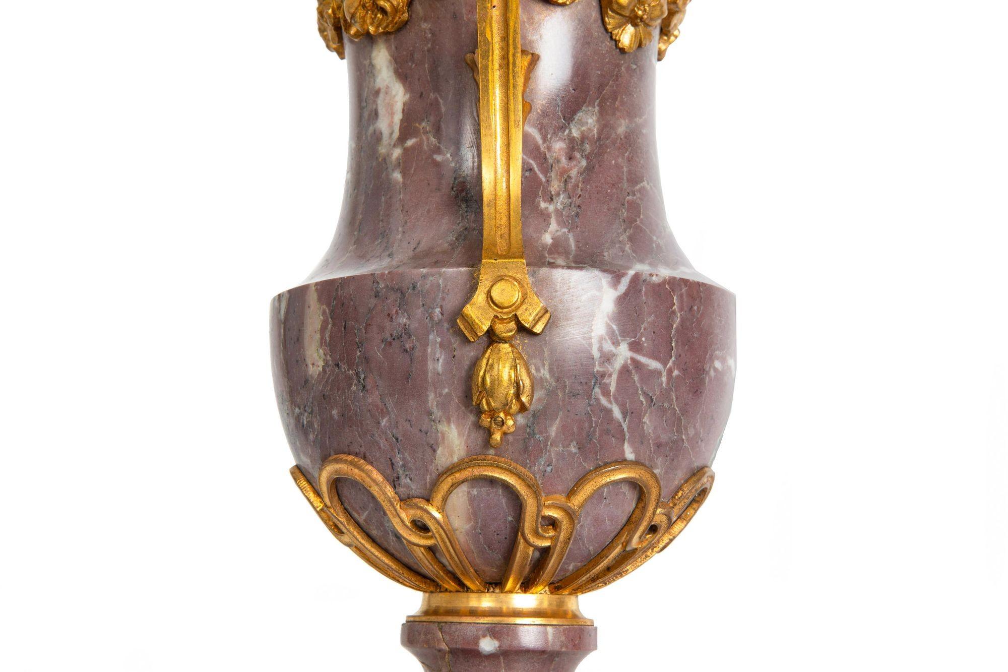 Coppia di vasi francesi del XIX secolo in stile Luigi XVI in bronzo antico e marmo viola in vendita 6